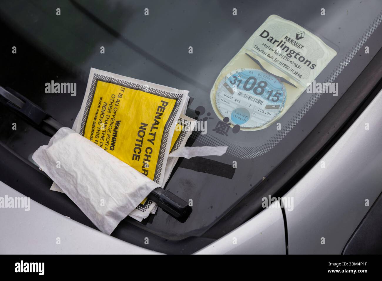 Un véhicule avec plusieurs avis de pénalité en raison d'un certificat de taxe de voiture périmé affiché sur son pare-brise, Angleterre, Royaume-Uni Banque D'Images