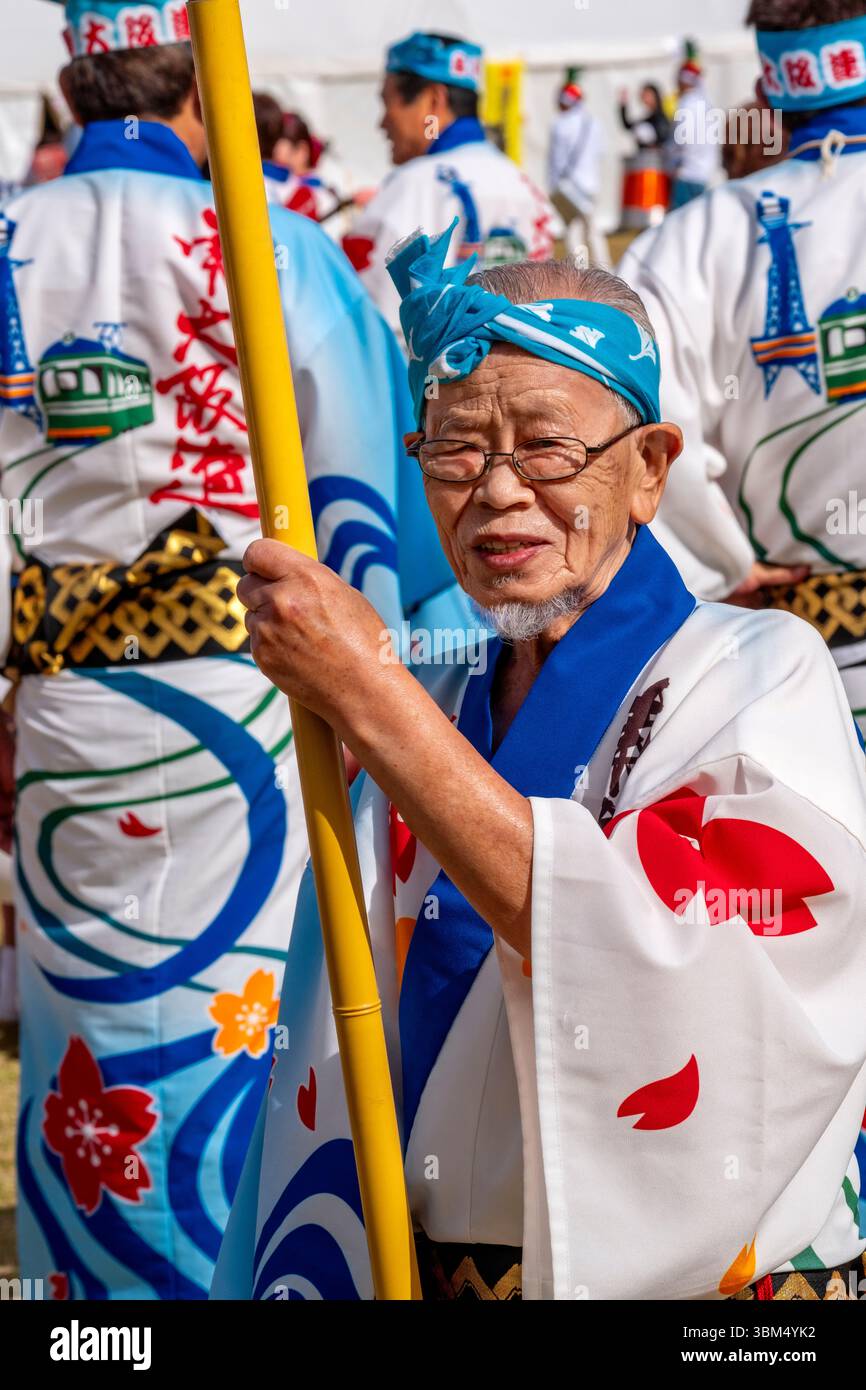Homme portant la bannière, Festival du château de Himeji, Himeji, Japon. (Usage éditorial uniquement) Banque D'Images