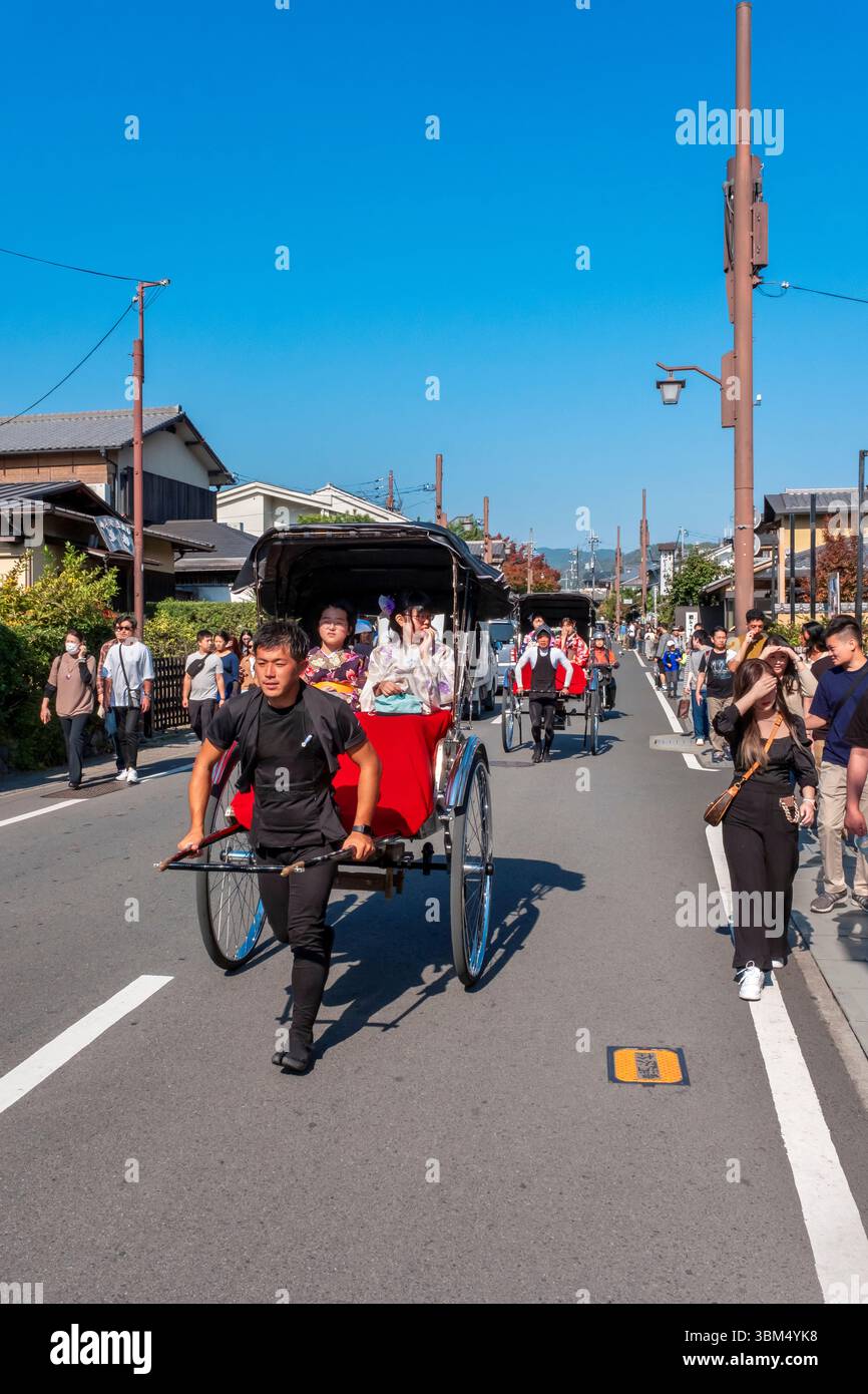 Homme tirant un tour de pousse-pousse, Arashiyama, Kyoto, Japon. (Usage éditorial uniquement) Banque D'Images