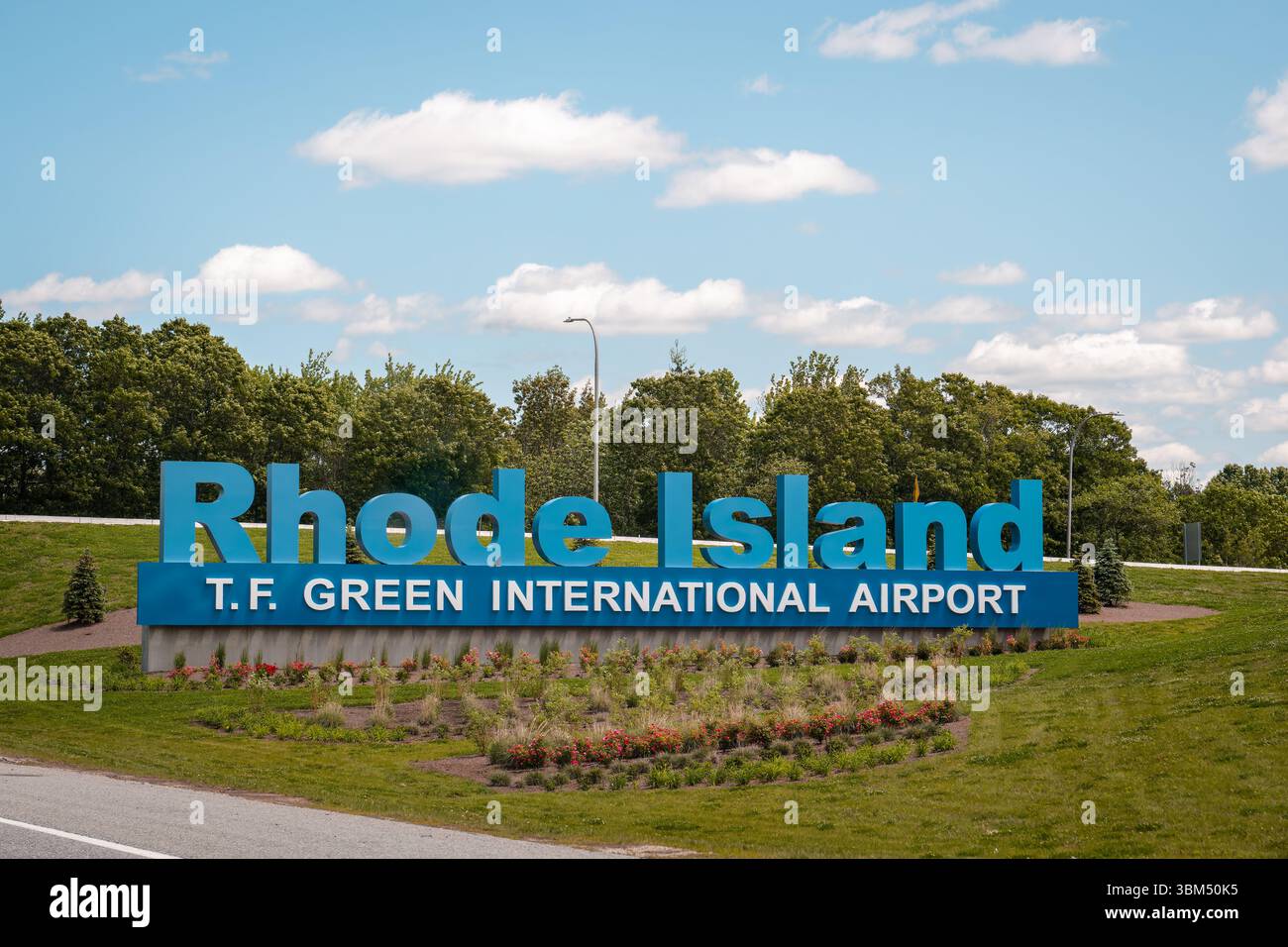 Warwick, Rhode Island - 2 juin 2025 : Rhode Island T.F. Green International Airport est un aéroport international public. Ce panneau est sur l'Interstate 95 A. Banque D'Images