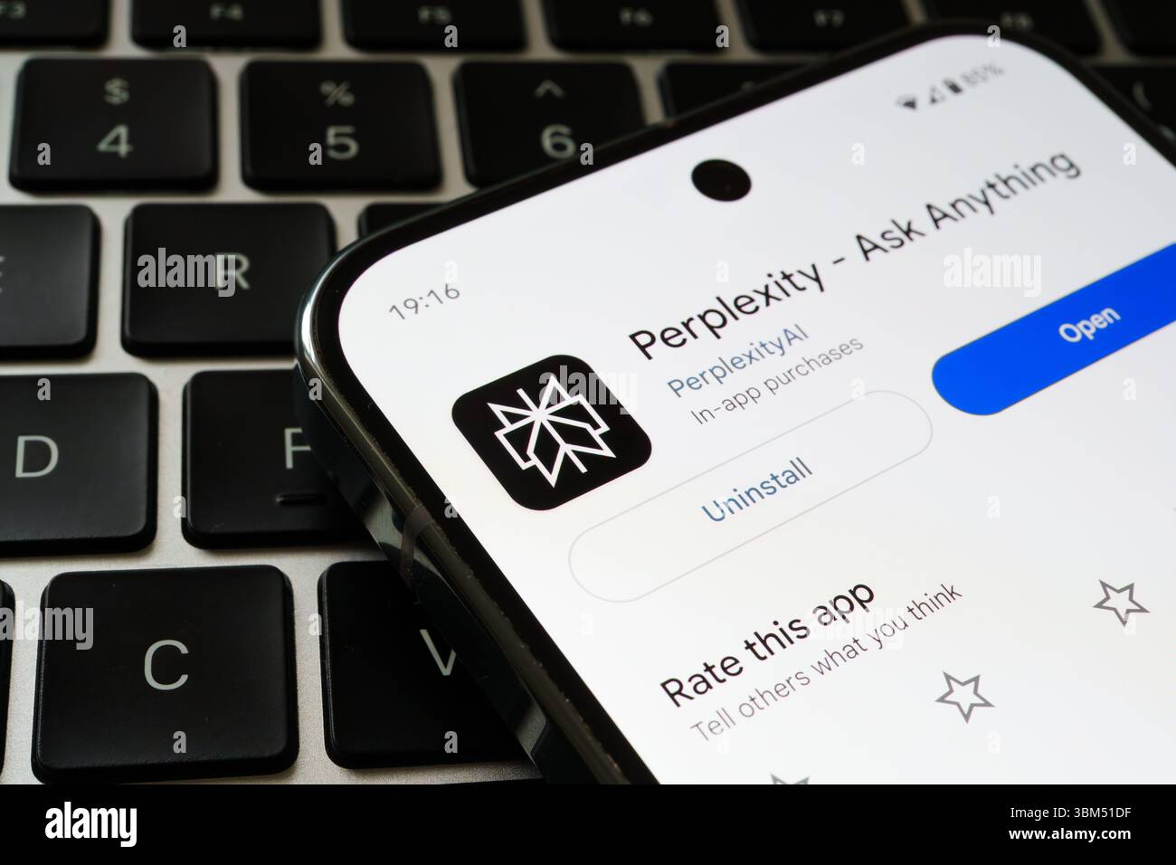 Interface mobile Perplexity ai affichée sur smartphone sur clavier avec options d'installation visibles. Stafford, Royaume-Uni, 24 juin 2025 Banque D'Images