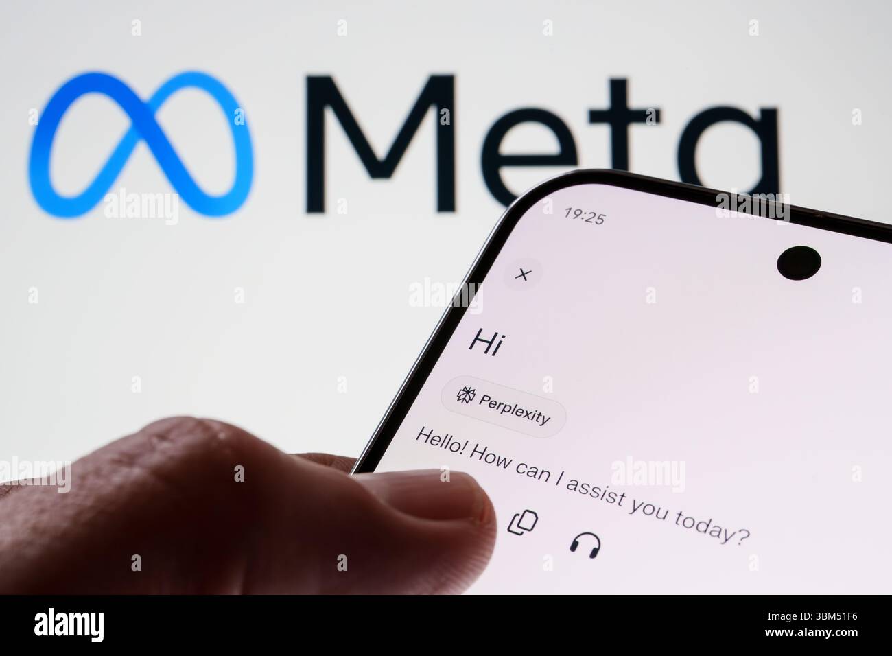 L'assistant Perplexity ai accueille l'utilisateur sur l'écran du smartphone devant le logo Meta. Stafford, Royaume-Uni, 24 juin 2025 Banque D'Images