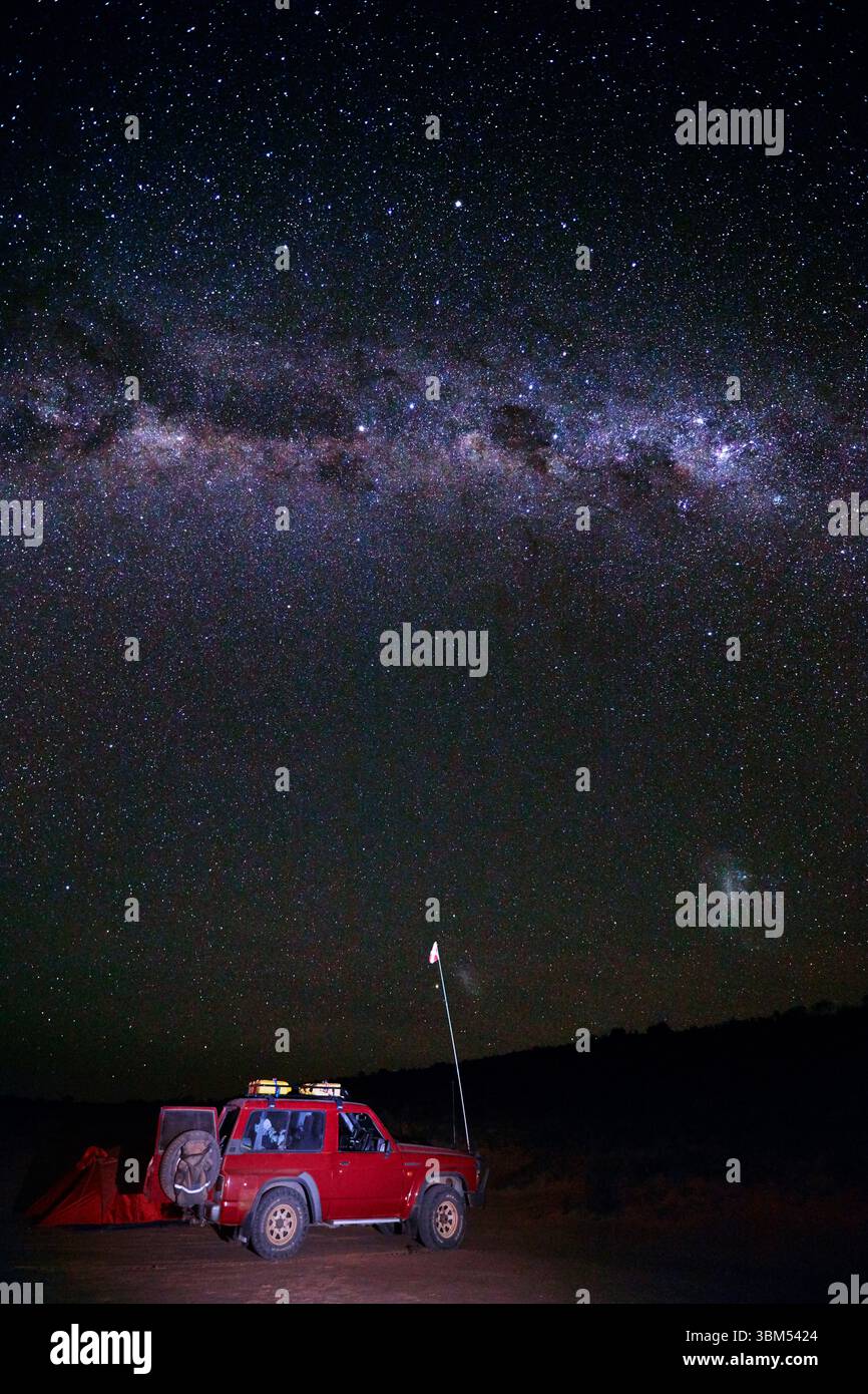 Camp, ciel nocturne et voie lactée, désert de Simpson, Queensland, Australie. (Usage éditorial uniquement) Banque D'Images