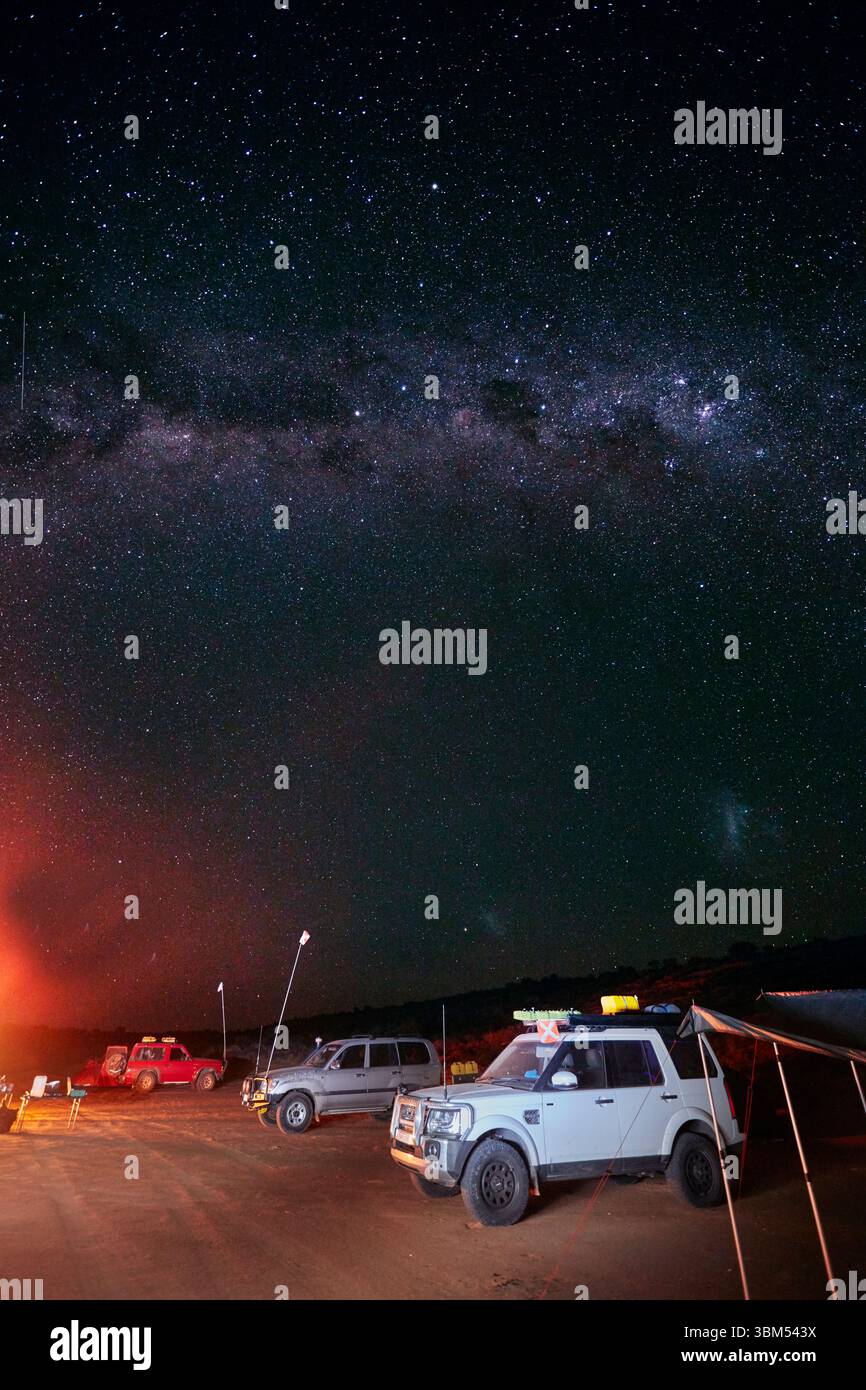 Camp, ciel nocturne et voie lactée, désert de Simpson, Queensland, Australie. (Usage éditorial uniquement) Banque D'Images