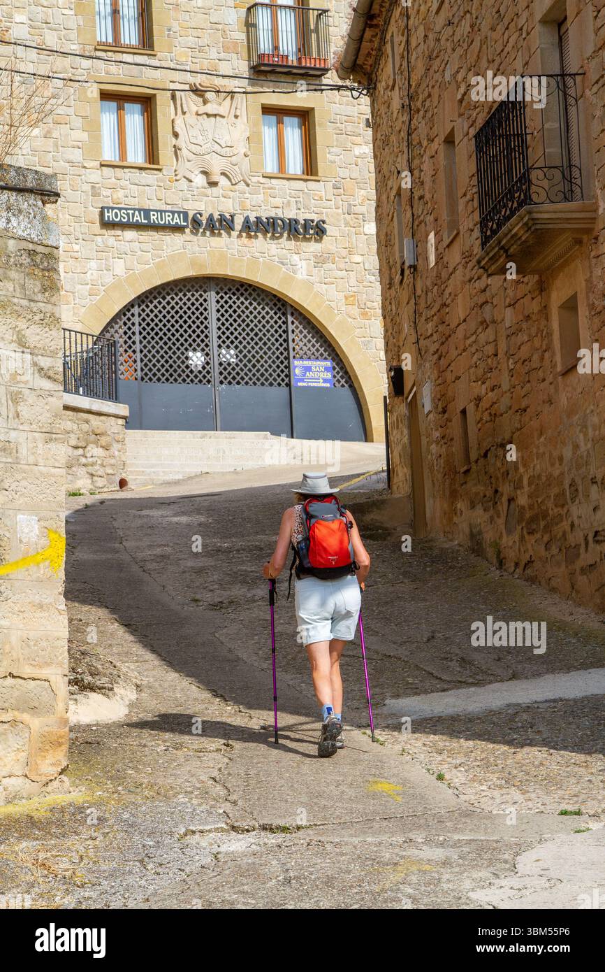Femme pèlerine marchant le Camino de Santiago le chemin de Saint James route de pèlerinage approchant le village de Torres del Rio Navarre Espagne Banque D'Images Femme pèlerine marchant le Camino de Santiago le chemin de Saint James route de pèlerinage approchant le village de Torres del Rio Navarre Espagne Banque D'Images