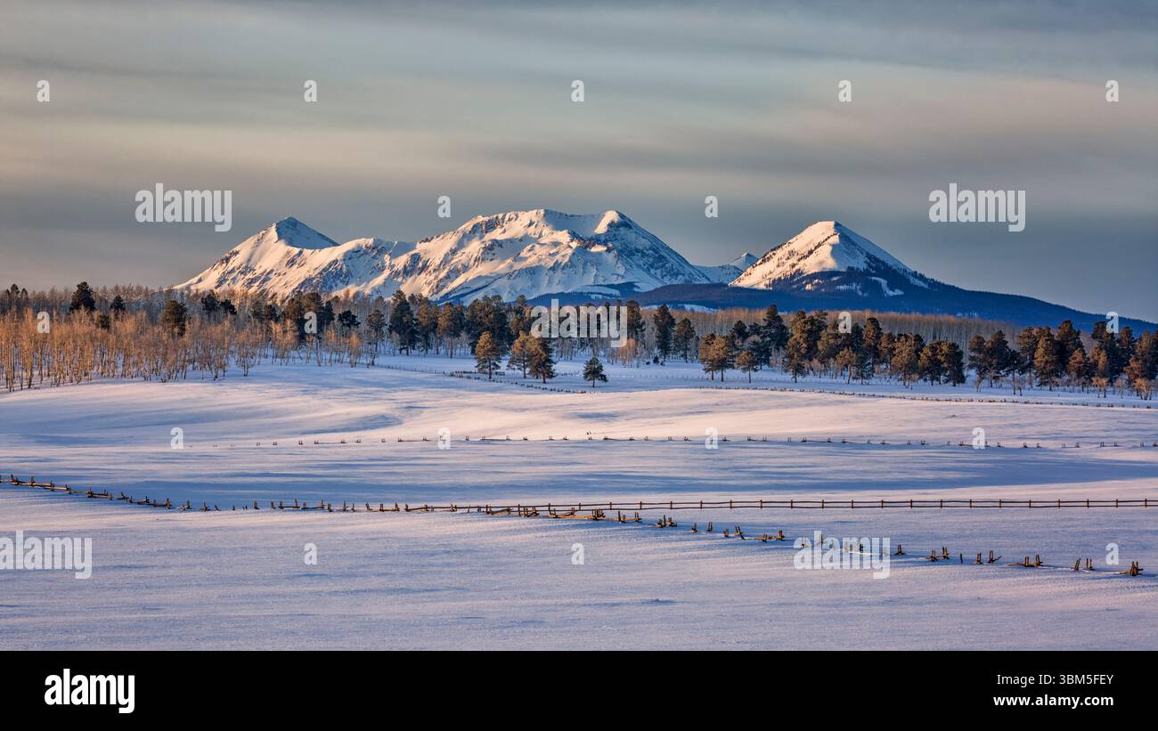 États-Unis, Colorado, San Juan Mountains, Ridgway. Lever du soleil sur Ranchland et Dolores Peak Banque D'Images