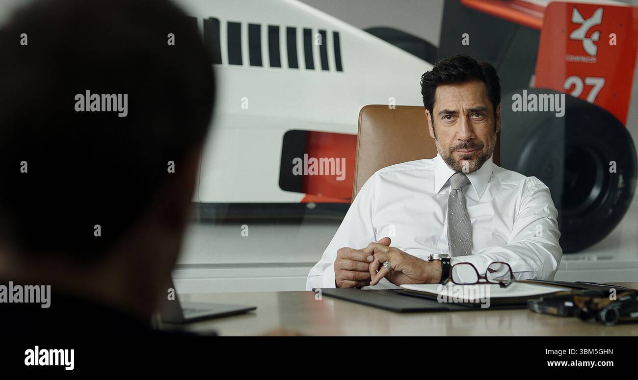DATE DE SORTIE : 27 juin 2025. TITRE : F1. F1 : The Movie STUDIO : Warner Bros. RÉALISATEUR : Joseph Kosinski. TRACÉ : suit un pilote de formule 1 qui sort de sa retraite pour encadrer et faire équipe avec un pilote plus jeune. EN VEDETTE : JAVIER BARDEM dans le rôle de Ruben Cervantes. (Crédit image : © Warner Bros/Entertainment Pictures/ZUMAPRESS.com) USAGE ÉDITORIAL UNIQUEMENT ! Non destiné à UN USAGE commercial ! Banque D'Images