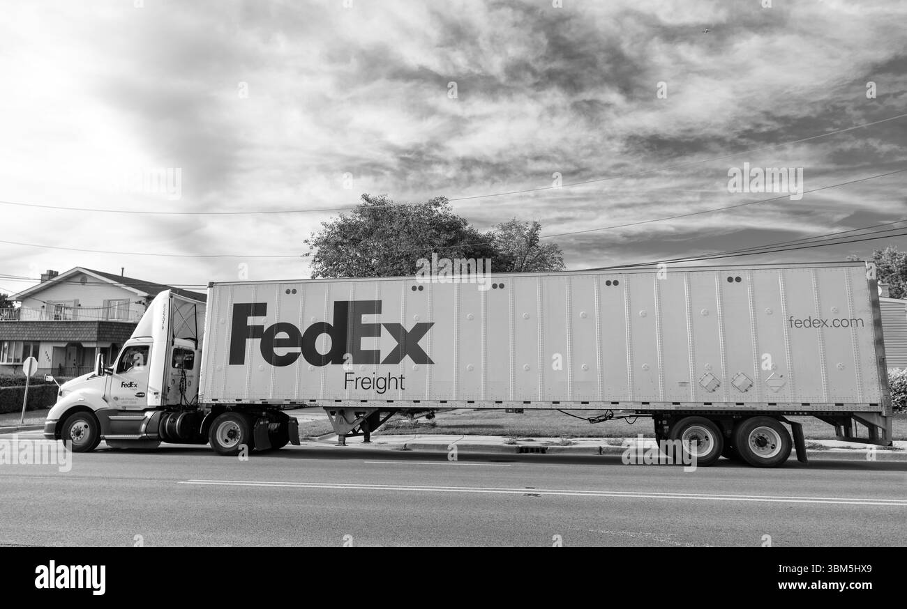 Chicago, États-Unis - 21 août 2024 : camion avec conteneur FedEx sur camion sur la route. FedEx Corporation, une société de logistique basée aux États-Unis avec international Banque D'Images