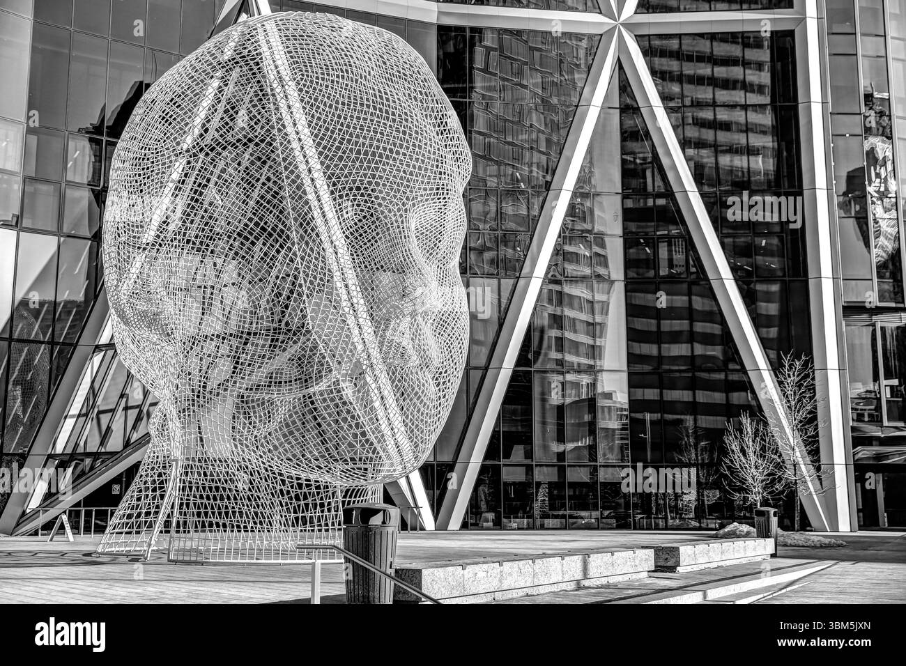 Détails architecturaux de la sculpture « Wonderland » de Jaume Plensa à Calgary, Alberta Banque D'Images