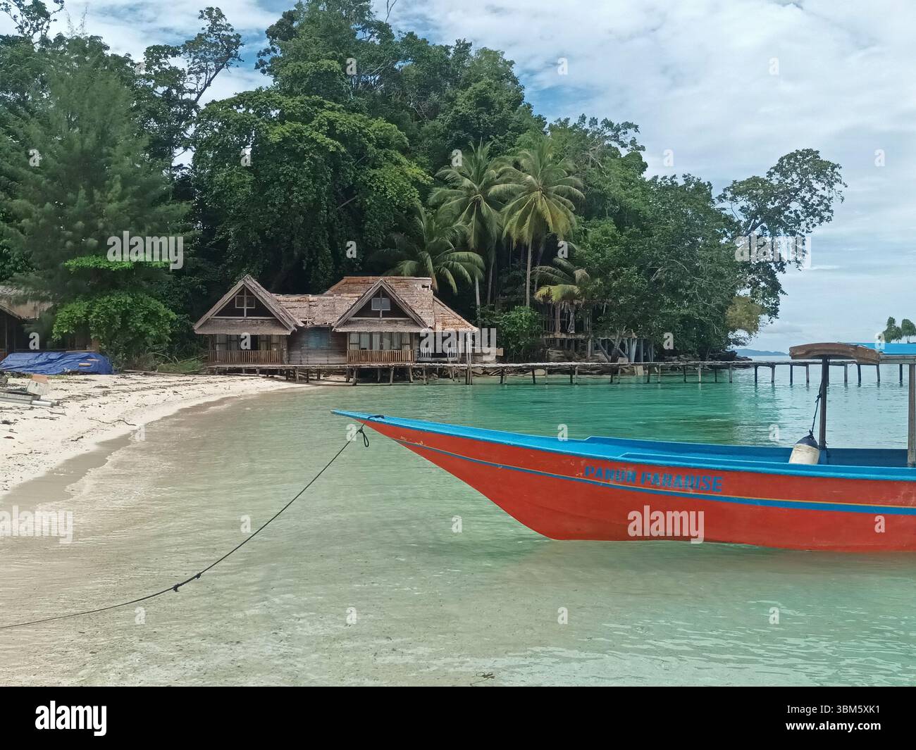 Longboat, île de Panun, Misool, Raja Ampat, Papouasie du Sud-Ouest, Indonésie - aérien Banque D'Images