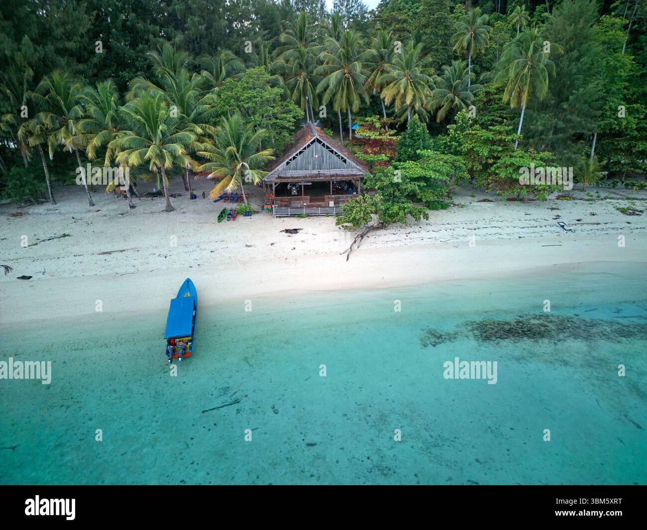 Île de Panun, Misool, Raja Ampat, Papouasie du Sud-Ouest, Indonésie - aérien Banque D'Images