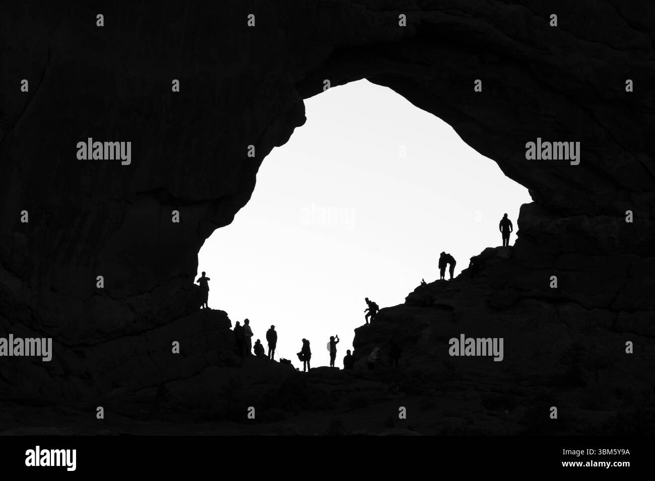 Randonneurs silhouettés, grimpeurs, au lever du soleil, parc national des Arches, Utah, USA, par Dominique Braud/Dembinsky photo Assoc Banque D'Images