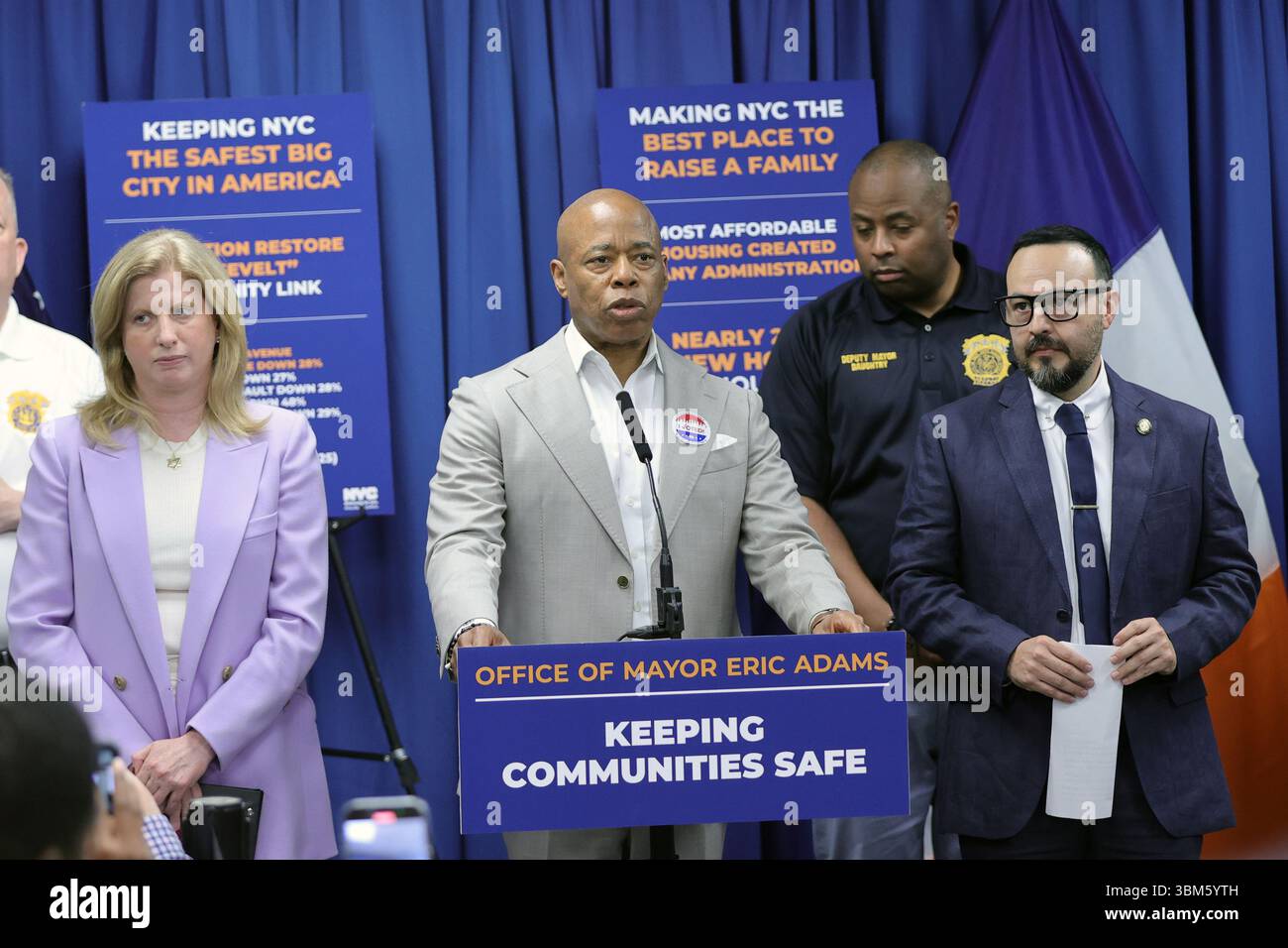 QUEENS, NEW YORK – 24 JUIN : le maire de New York Eric Adams, accompagné de la commissaire du NYPD Jessica S. Tisch et du conseiller municipal Francisco Moya, fait une annonce relative à la sécurité publique lors d’une conférence de presse au 115e commissariat du NYPD le 24 juin 2025 à Queens, New York. L’événement a souligné le succès de « l’opération Restore Roosevelt », une initiative ciblée visant à améliorer la sécurité et à renforcer la police communautaire le long du corridor de l’avenue Roosevelt. À la suite de l'annonce, le maire Adams a tenu un rendez-vous médiatique en personne pour répondre aux préoccupations du quartier et discuter des activités en cours Banque D'Images