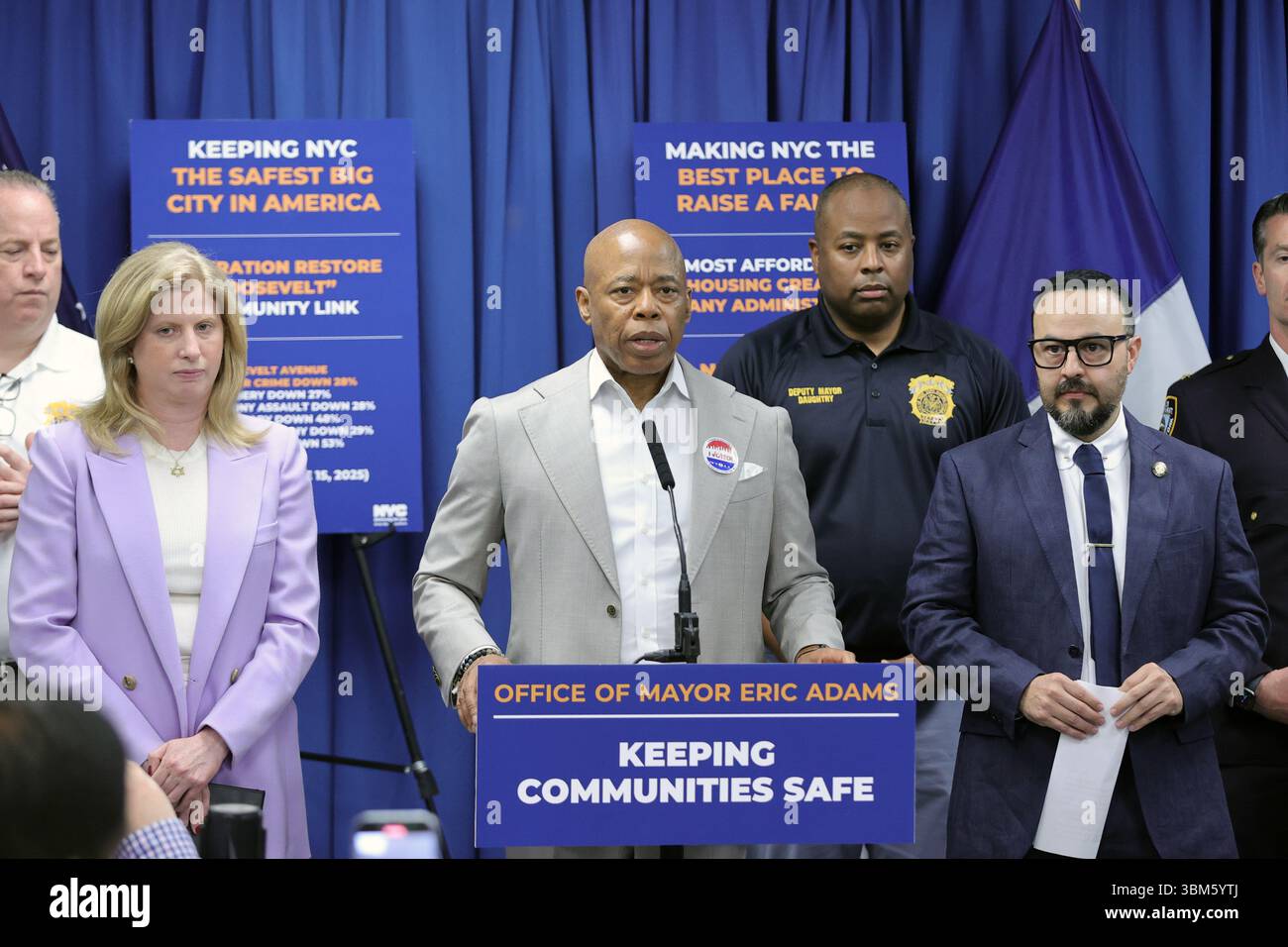 QUEENS, NEW YORK – 24 JUIN : le maire de New York Eric Adams, accompagné de la commissaire du NYPD Jessica S. Tisch et du conseiller municipal Francisco Moya, fait une annonce relative à la sécurité publique lors d’une conférence de presse au 115e commissariat du NYPD le 24 juin 2025 à Queens, New York. L’événement a souligné le succès de « l’opération Restore Roosevelt », une initiative ciblée visant à améliorer la sécurité et à renforcer la police communautaire le long du corridor de l’avenue Roosevelt. À la suite de l'annonce, le maire Adams a tenu un rendez-vous médiatique en personne pour répondre aux préoccupations du quartier et discuter des activités en cours Banque D'Images