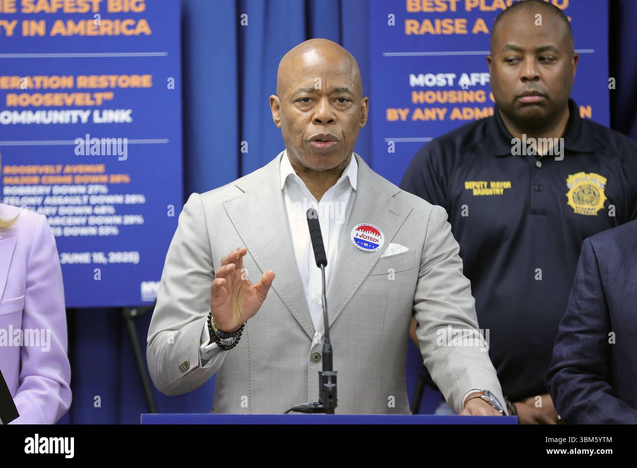 QUEENS, NEW YORK – 24 JUIN : le maire de New York Eric Adams, accompagné de la commissaire du NYPD Jessica S. Tisch et du conseiller municipal Francisco Moya, fait une annonce relative à la sécurité publique lors d’une conférence de presse au 115e commissariat du NYPD le 24 juin 2025 à Queens, New York. L’événement a souligné le succès de « l’opération Restore Roosevelt », une initiative ciblée visant à améliorer la sécurité et à renforcer la police communautaire le long du corridor de l’avenue Roosevelt. À la suite de l'annonce, le maire Adams a tenu un rendez-vous médiatique en personne pour répondre aux préoccupations du quartier et discuter des activités en cours Banque D'Images