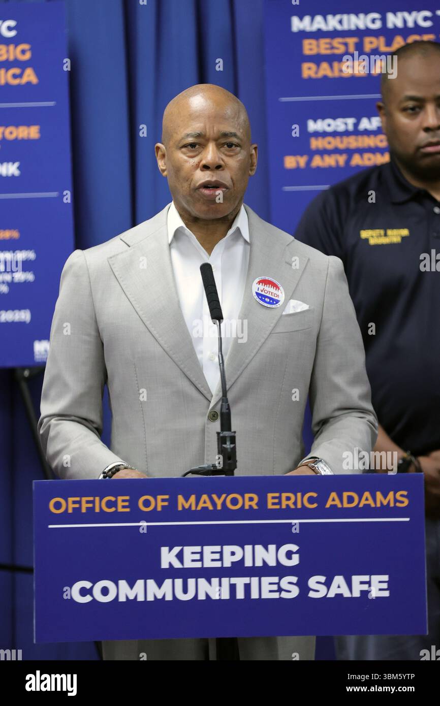 QUEENS, NEW YORK – 24 JUIN : le maire de New York Eric Adams, accompagné de la commissaire du NYPD Jessica S. Tisch et du conseiller municipal Francisco Moya, fait une annonce relative à la sécurité publique lors d’une conférence de presse au 115e commissariat du NYPD le 24 juin 2025 à Queens, New York. L’événement a souligné le succès de « l’opération Restore Roosevelt », une initiative ciblée visant à améliorer la sécurité et à renforcer la police communautaire le long du corridor de l’avenue Roosevelt. À la suite de l'annonce, le maire Adams a tenu un rendez-vous médiatique en personne pour répondre aux préoccupations du quartier et discuter des activités en cours Banque D'Images