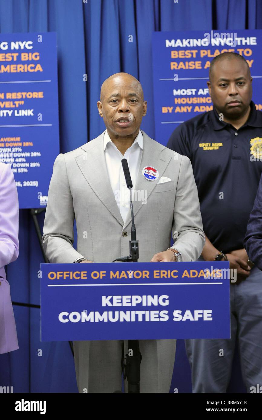 QUEENS, NEW YORK – 24 JUIN : le maire de New York Eric Adams, accompagné de la commissaire du NYPD Jessica S. Tisch et du conseiller municipal Francisco Moya, fait une annonce relative à la sécurité publique lors d’une conférence de presse au 115e commissariat du NYPD le 24 juin 2025 à Queens, New York. L’événement a souligné le succès de « l’opération Restore Roosevelt », une initiative ciblée visant à améliorer la sécurité et à renforcer la police communautaire le long du corridor de l’avenue Roosevelt. À la suite de l'annonce, le maire Adams a tenu un rendez-vous médiatique en personne pour répondre aux préoccupations du quartier et discuter des activités en cours Banque D'Images
