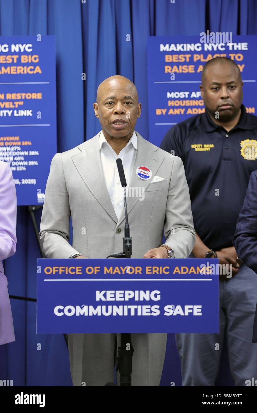 QUEENS, NEW YORK – 24 JUIN : le maire de New York Eric Adams, accompagné de la commissaire du NYPD Jessica S. Tisch et du conseiller municipal Francisco Moya, fait une annonce relative à la sécurité publique lors d’une conférence de presse au 115e commissariat du NYPD le 24 juin 2025 à Queens, New York. L’événement a souligné le succès de « l’opération Restore Roosevelt », une initiative ciblée visant à améliorer la sécurité et à renforcer la police communautaire le long du corridor de l’avenue Roosevelt. À la suite de l'annonce, le maire Adams a tenu un rendez-vous médiatique en personne pour répondre aux préoccupations du quartier et discuter des activités en cours Banque D'Images