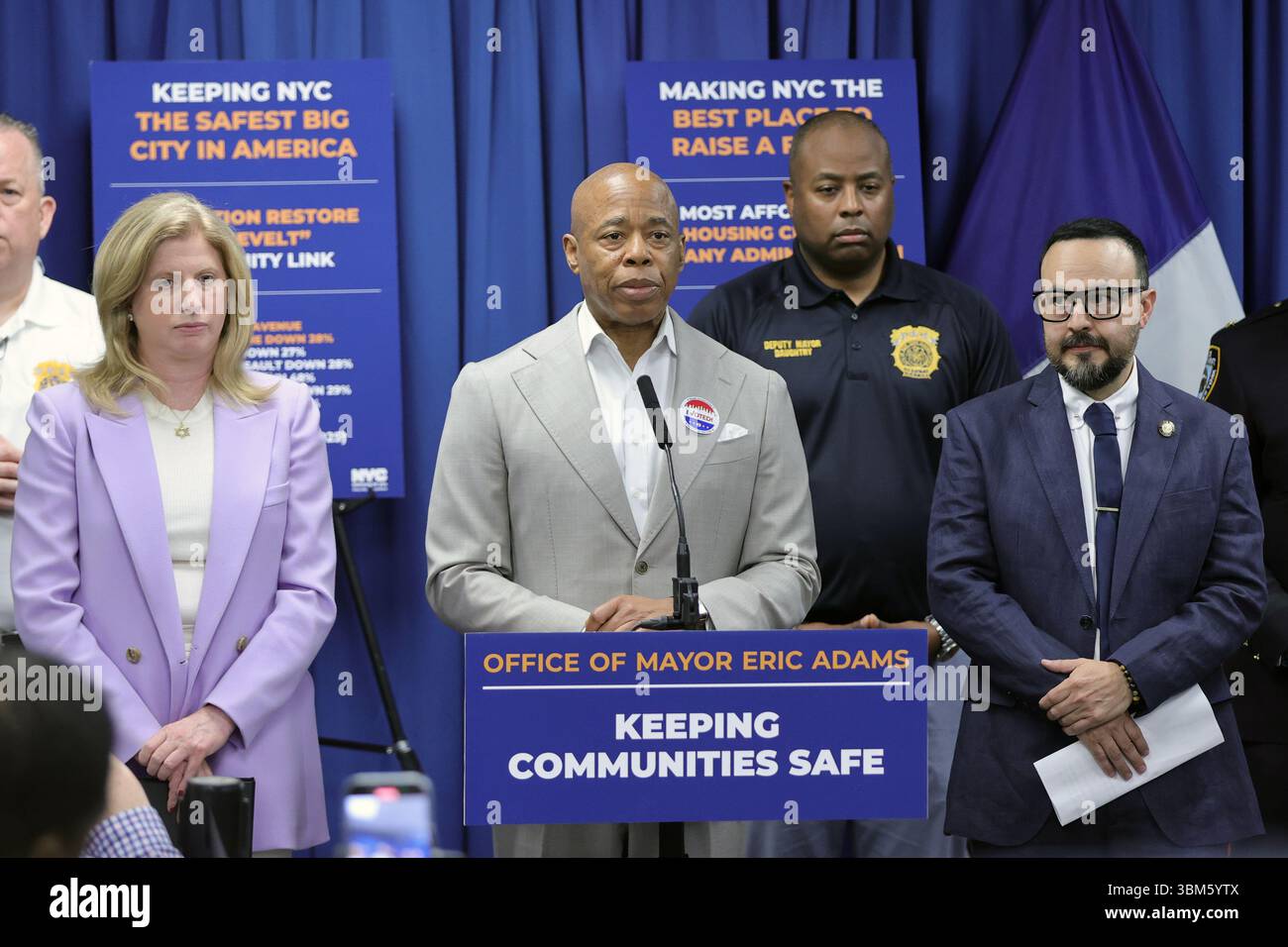 QUEENS, NEW YORK – 24 JUIN : le maire de New York Eric Adams, accompagné de la commissaire du NYPD Jessica S. Tisch et du conseiller municipal Francisco Moya, fait une annonce relative à la sécurité publique lors d’une conférence de presse au 115e commissariat du NYPD le 24 juin 2025 à Queens, New York. L’événement a souligné le succès de « l’opération Restore Roosevelt », une initiative ciblée visant à améliorer la sécurité et à renforcer la police communautaire le long du corridor de l’avenue Roosevelt. À la suite de l'annonce, le maire Adams a tenu un rendez-vous médiatique en personne pour répondre aux préoccupations du quartier et discuter des activités en cours Banque D'Images