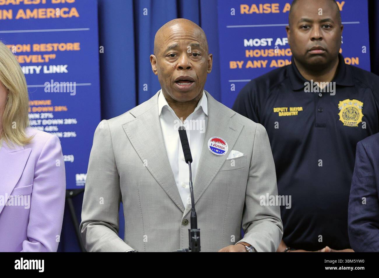 QUEENS, NEW YORK – 24 JUIN : le maire de New York Eric Adams, accompagné de la commissaire du NYPD Jessica S. Tisch et du conseiller municipal Francisco Moya, fait une annonce relative à la sécurité publique lors d’une conférence de presse au 115e commissariat du NYPD le 24 juin 2025 à Queens, New York. L’événement a souligné le succès de « l’opération Restore Roosevelt », une initiative ciblée visant à améliorer la sécurité et à renforcer la police communautaire le long du corridor de l’avenue Roosevelt. À la suite de l'annonce, le maire Adams a tenu un rendez-vous médiatique en personne pour répondre aux préoccupations du quartier et discuter des activités en cours Banque D'Images