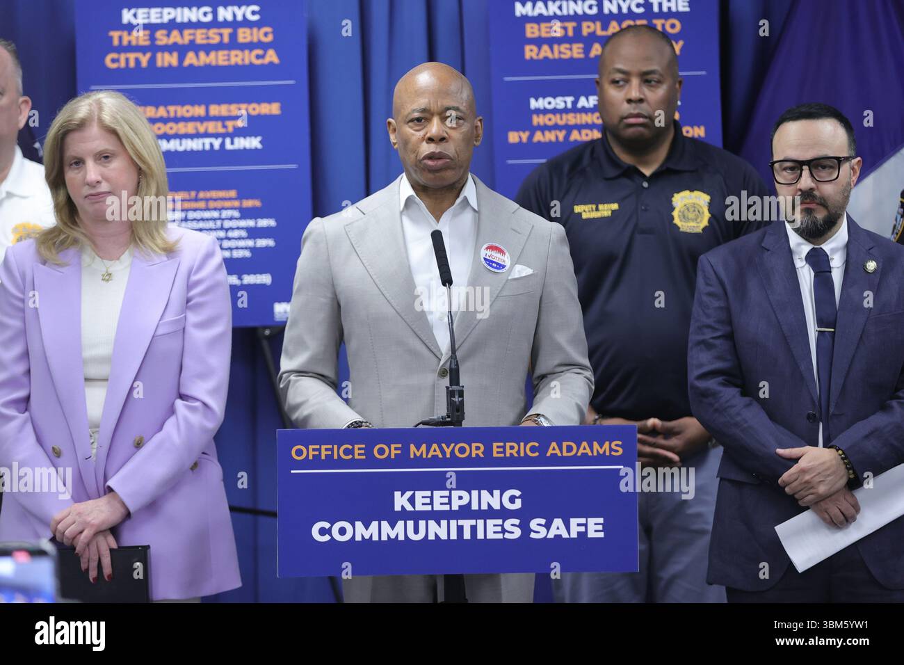 QUEENS, NEW YORK – 24 JUIN : le maire de New York Eric Adams, accompagné de la commissaire du NYPD Jessica S. Tisch et du conseiller municipal Francisco Moya, fait une annonce relative à la sécurité publique lors d’une conférence de presse au 115e commissariat du NYPD le 24 juin 2025 à Queens, New York. L’événement a souligné le succès de « l’opération Restore Roosevelt », une initiative ciblée visant à améliorer la sécurité et à renforcer la police communautaire le long du corridor de l’avenue Roosevelt. À la suite de l'annonce, le maire Adams a tenu un rendez-vous médiatique en personne pour répondre aux préoccupations du quartier et discuter des activités en cours Banque D'Images