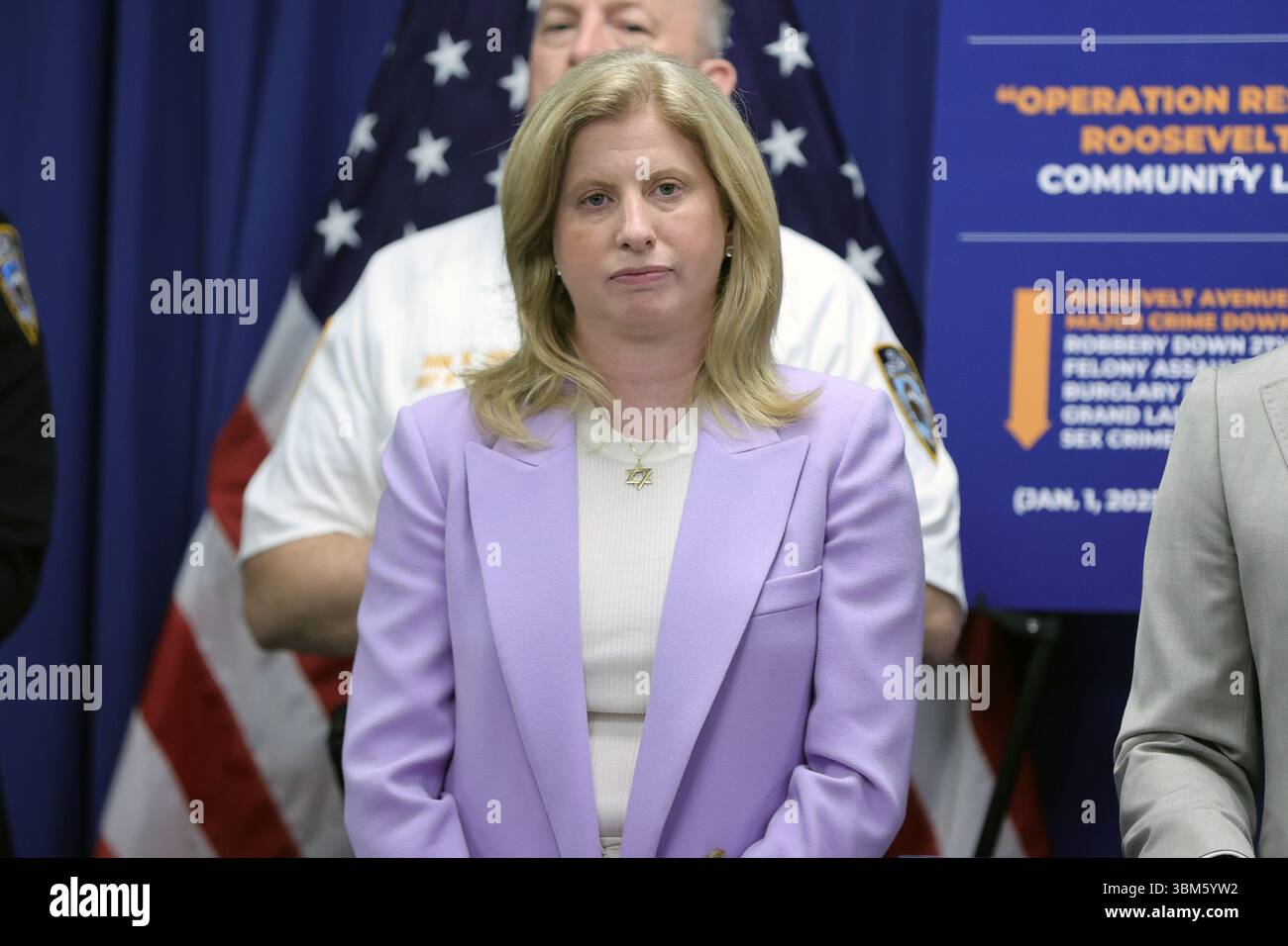 QUEENS, NEW YORK – 24 JUIN : le maire de New York Eric Adams, accompagné de la commissaire du NYPD Jessica S. Tisch et du conseiller municipal Francisco Moya, fait une annonce relative à la sécurité publique lors d’une conférence de presse au 115e commissariat du NYPD le 24 juin 2025 à Queens, New York. L’événement a souligné le succès de « l’opération Restore Roosevelt », une initiative ciblée visant à améliorer la sécurité et à renforcer la police communautaire le long du corridor de l’avenue Roosevelt. À la suite de l'annonce, le maire Adams a tenu un rendez-vous médiatique en personne pour répondre aux préoccupations du quartier et discuter des activités en cours Banque D'Images