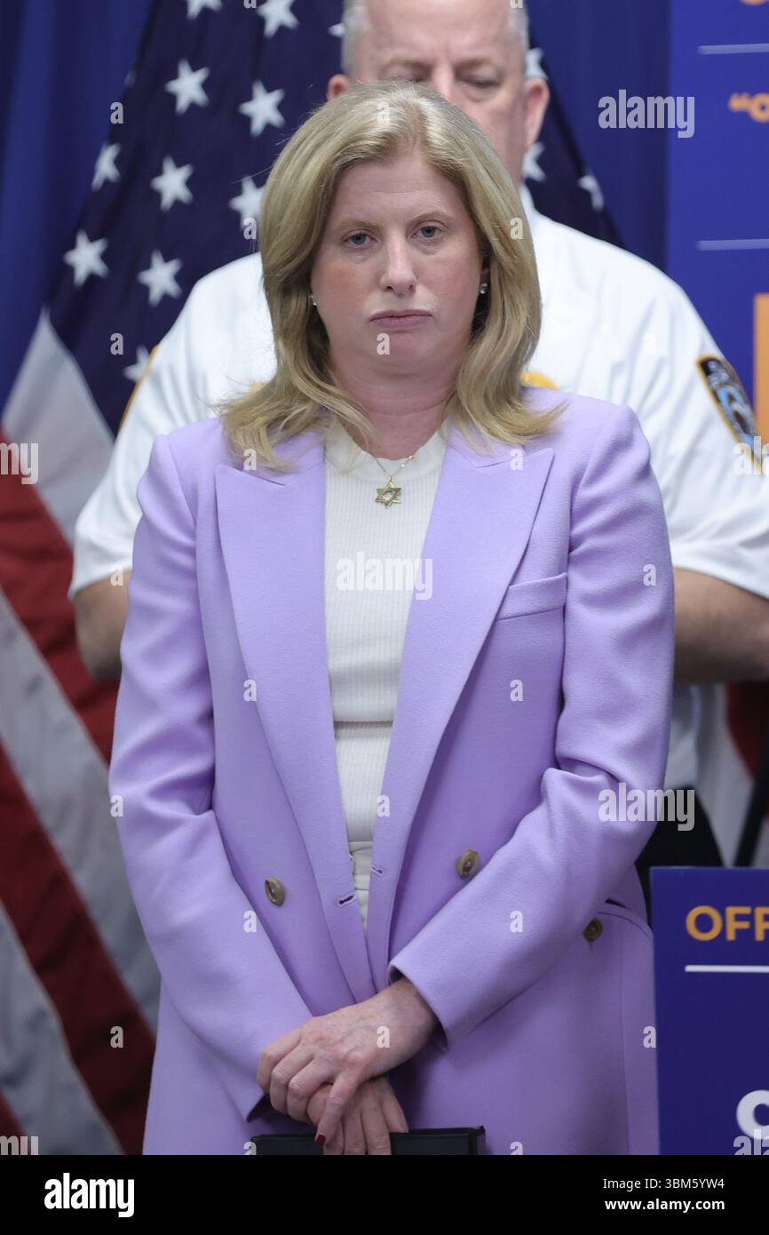 QUEENS, NEW YORK – 24 JUIN : le maire de New York Eric Adams, accompagné de la commissaire du NYPD Jessica S. Tisch et du conseiller municipal Francisco Moya, fait une annonce relative à la sécurité publique lors d’une conférence de presse au 115e commissariat du NYPD le 24 juin 2025 à Queens, New York. L’événement a souligné le succès de « l’opération Restore Roosevelt », une initiative ciblée visant à améliorer la sécurité et à renforcer la police communautaire le long du corridor de l’avenue Roosevelt. À la suite de l'annonce, le maire Adams a tenu un rendez-vous médiatique en personne pour répondre aux préoccupations du quartier et discuter des activités en cours Banque D'Images