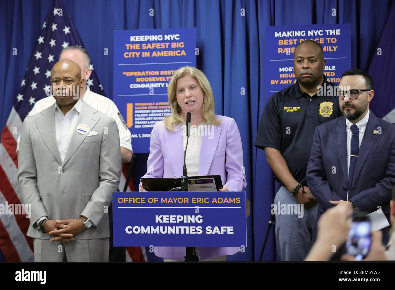 QUEENS, NEW YORK – 24 JUIN : le maire de New York Eric Adams, accompagné de la commissaire du NYPD Jessica S. Tisch et du conseiller municipal Francisco Moya, fait une annonce relative à la sécurité publique lors d’une conférence de presse au 115e commissariat du NYPD le 24 juin 2025 à Queens, New York. L’événement a souligné le succès de « l’opération Restore Roosevelt », une initiative ciblée visant à améliorer la sécurité et à renforcer la police communautaire le long du corridor de l’avenue Roosevelt. À la suite de l'annonce, le maire Adams a tenu un rendez-vous médiatique en personne pour répondre aux préoccupations du quartier et discuter des activités en cours Banque D'Images