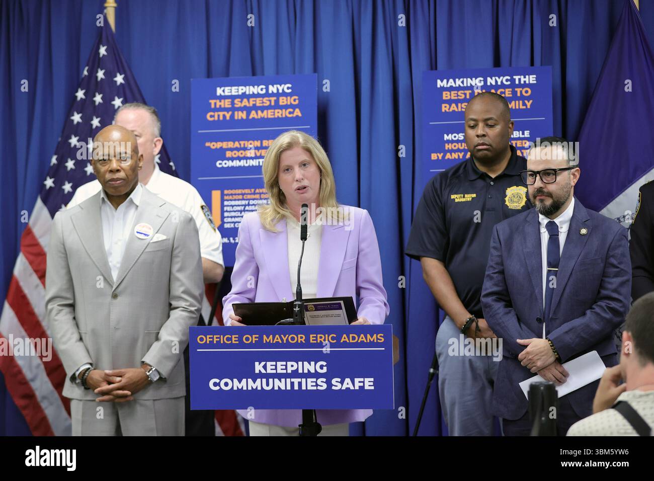 QUEENS, NEW YORK – 24 JUIN : le maire de New York Eric Adams, accompagné de la commissaire du NYPD Jessica S. Tisch et du conseiller municipal Francisco Moya, fait une annonce relative à la sécurité publique lors d’une conférence de presse au 115e commissariat du NYPD le 24 juin 2025 à Queens, New York. L’événement a souligné le succès de « l’opération Restore Roosevelt », une initiative ciblée visant à améliorer la sécurité et à renforcer la police communautaire le long du corridor de l’avenue Roosevelt. À la suite de l'annonce, le maire Adams a tenu un rendez-vous médiatique en personne pour répondre aux préoccupations du quartier et discuter des activités en cours Banque D'Images