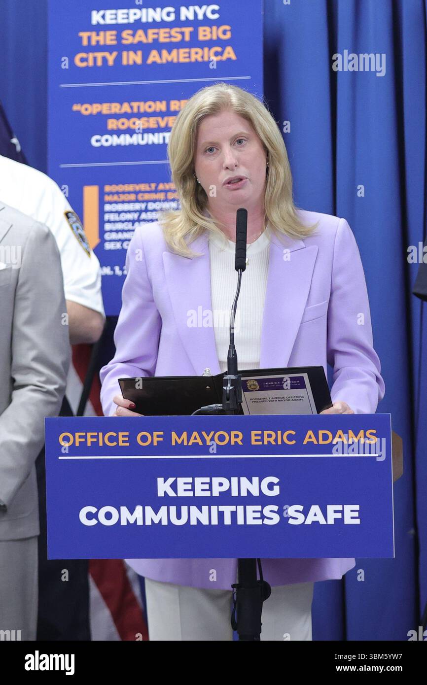 QUEENS, NEW YORK – 24 JUIN : le maire de New York Eric Adams, accompagné de la commissaire du NYPD Jessica S. Tisch et du conseiller municipal Francisco Moya, fait une annonce relative à la sécurité publique lors d’une conférence de presse au 115e commissariat du NYPD le 24 juin 2025 à Queens, New York. L’événement a souligné le succès de « l’opération Restore Roosevelt », une initiative ciblée visant à améliorer la sécurité et à renforcer la police communautaire le long du corridor de l’avenue Roosevelt. À la suite de l'annonce, le maire Adams a tenu un rendez-vous médiatique en personne pour répondre aux préoccupations du quartier et discuter des activités en cours Banque D'Images