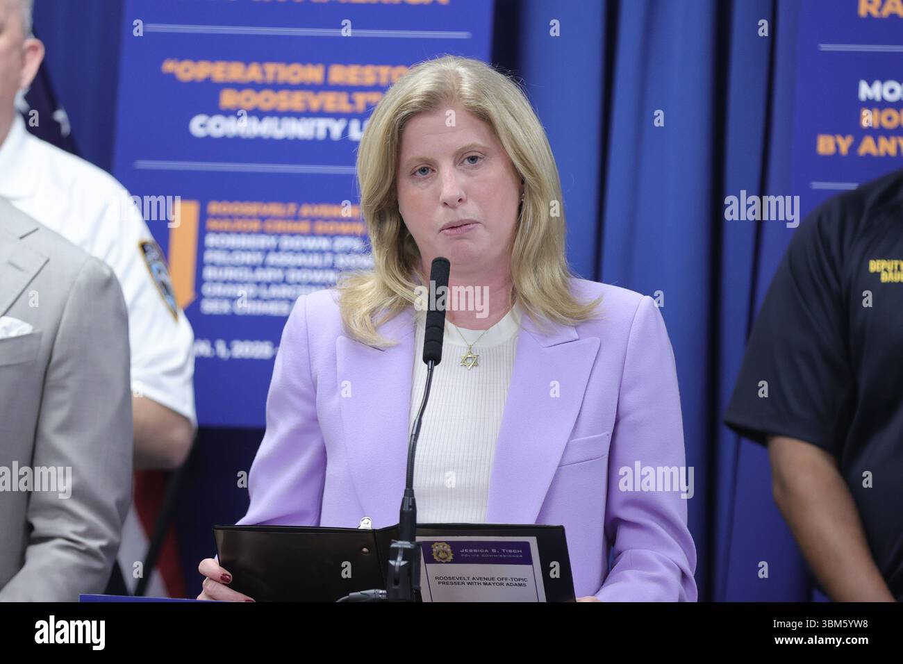 QUEENS, NEW YORK – 24 JUIN : le maire de New York Eric Adams, accompagné de la commissaire du NYPD Jessica S. Tisch et du conseiller municipal Francisco Moya, fait une annonce relative à la sécurité publique lors d’une conférence de presse au 115e commissariat du NYPD le 24 juin 2025 à Queens, New York. L’événement a souligné le succès de « l’opération Restore Roosevelt », une initiative ciblée visant à améliorer la sécurité et à renforcer la police communautaire le long du corridor de l’avenue Roosevelt. À la suite de l'annonce, le maire Adams a tenu un rendez-vous médiatique en personne pour répondre aux préoccupations du quartier et discuter des activités en cours Banque D'Images