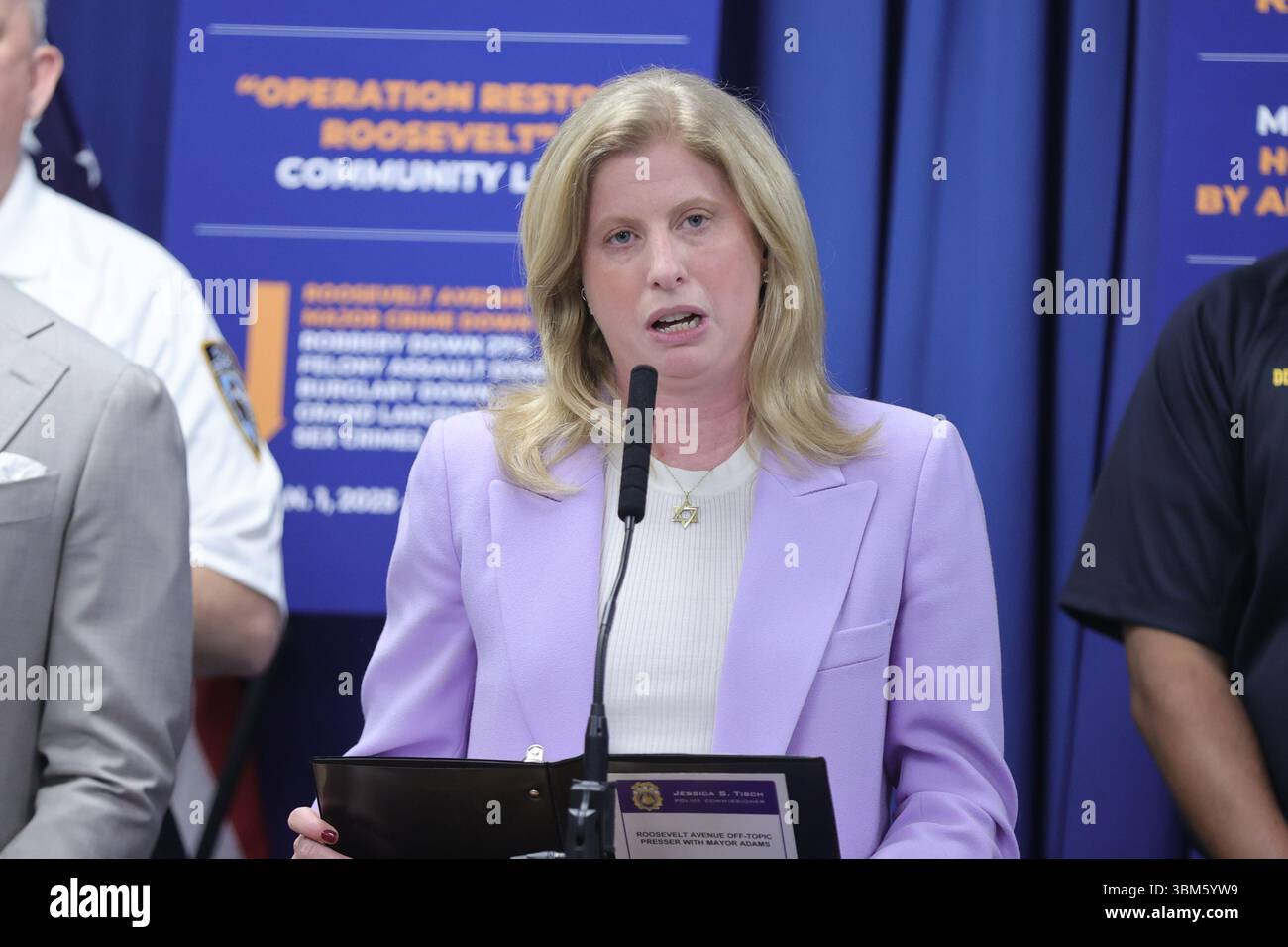 QUEENS, NEW YORK – 24 JUIN : le maire de New York Eric Adams, accompagné de la commissaire du NYPD Jessica S. Tisch et du conseiller municipal Francisco Moya, fait une annonce relative à la sécurité publique lors d’une conférence de presse au 115e commissariat du NYPD le 24 juin 2025 à Queens, New York. L’événement a souligné le succès de « l’opération Restore Roosevelt », une initiative ciblée visant à améliorer la sécurité et à renforcer la police communautaire le long du corridor de l’avenue Roosevelt. À la suite de l'annonce, le maire Adams a tenu un rendez-vous médiatique en personne pour répondre aux préoccupations du quartier et discuter des activités en cours Banque D'Images