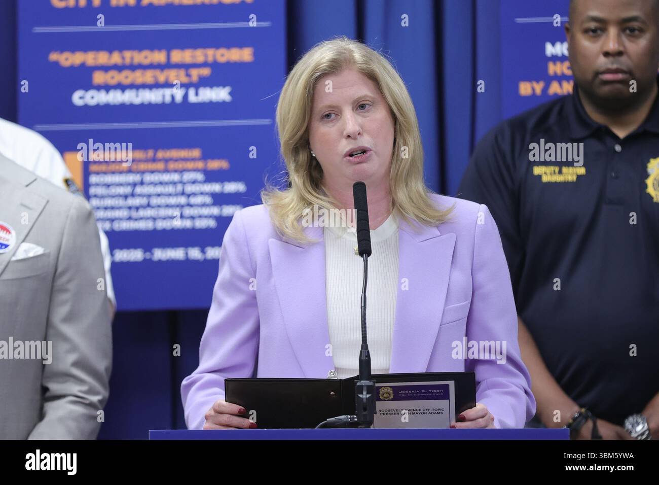 QUEENS, NEW YORK – 24 JUIN : le maire de New York Eric Adams, accompagné de la commissaire du NYPD Jessica S. Tisch et du conseiller municipal Francisco Moya, fait une annonce relative à la sécurité publique lors d’une conférence de presse au 115e commissariat du NYPD le 24 juin 2025 à Queens, New York. L’événement a souligné le succès de « l’opération Restore Roosevelt », une initiative ciblée visant à améliorer la sécurité et à renforcer la police communautaire le long du corridor de l’avenue Roosevelt. À la suite de l'annonce, le maire Adams a tenu un rendez-vous médiatique en personne pour répondre aux préoccupations du quartier et discuter des activités en cours Banque D'Images