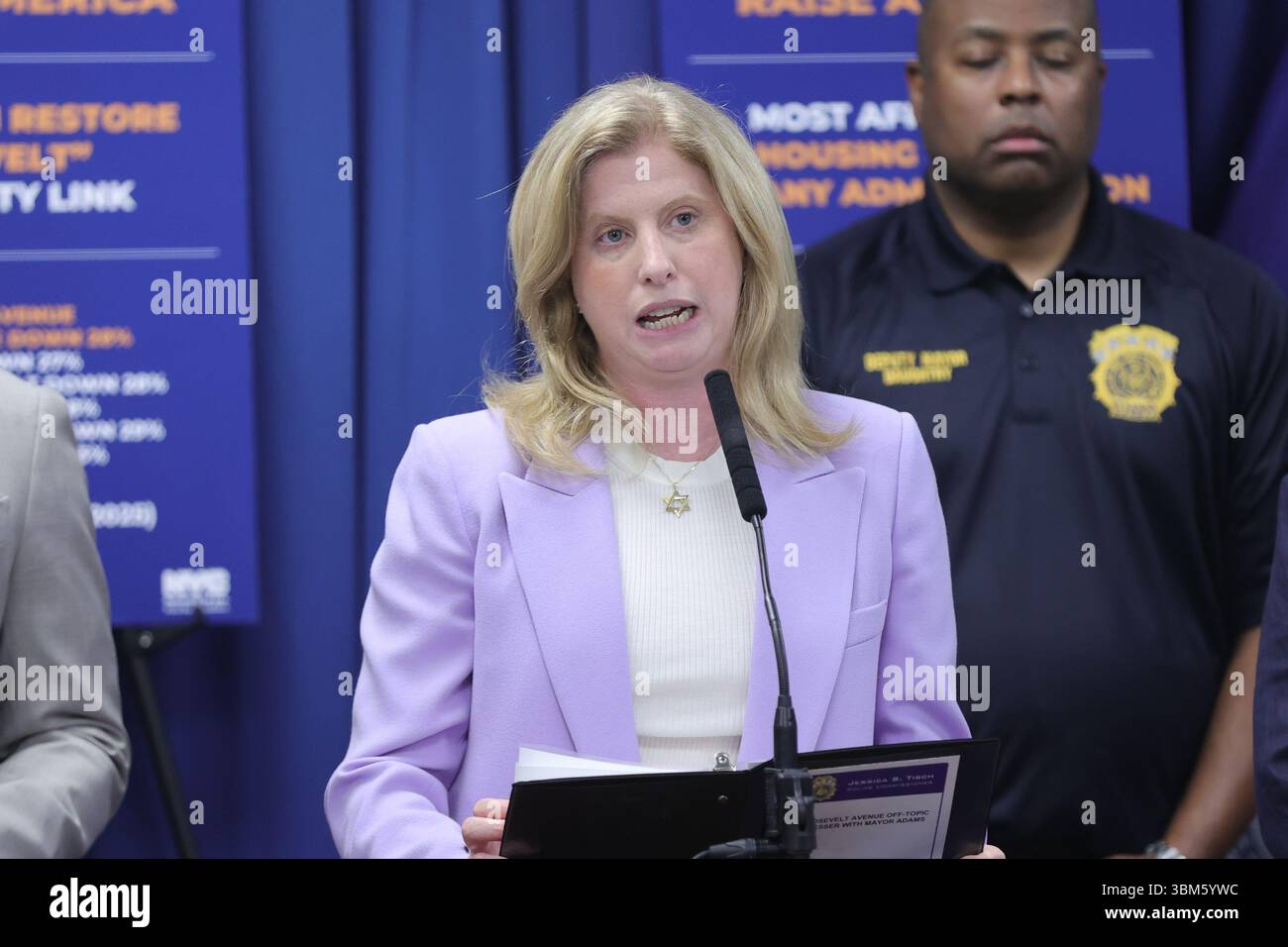 QUEENS, NEW YORK – 24 JUIN : le maire de New York Eric Adams, accompagné de la commissaire du NYPD Jessica S. Tisch et du conseiller municipal Francisco Moya, fait une annonce relative à la sécurité publique lors d’une conférence de presse au 115e commissariat du NYPD le 24 juin 2025 à Queens, New York. L’événement a souligné le succès de « l’opération Restore Roosevelt », une initiative ciblée visant à améliorer la sécurité et à renforcer la police communautaire le long du corridor de l’avenue Roosevelt. À la suite de l'annonce, le maire Adams a tenu un rendez-vous médiatique en personne pour répondre aux préoccupations du quartier et discuter des activités en cours Banque D'Images