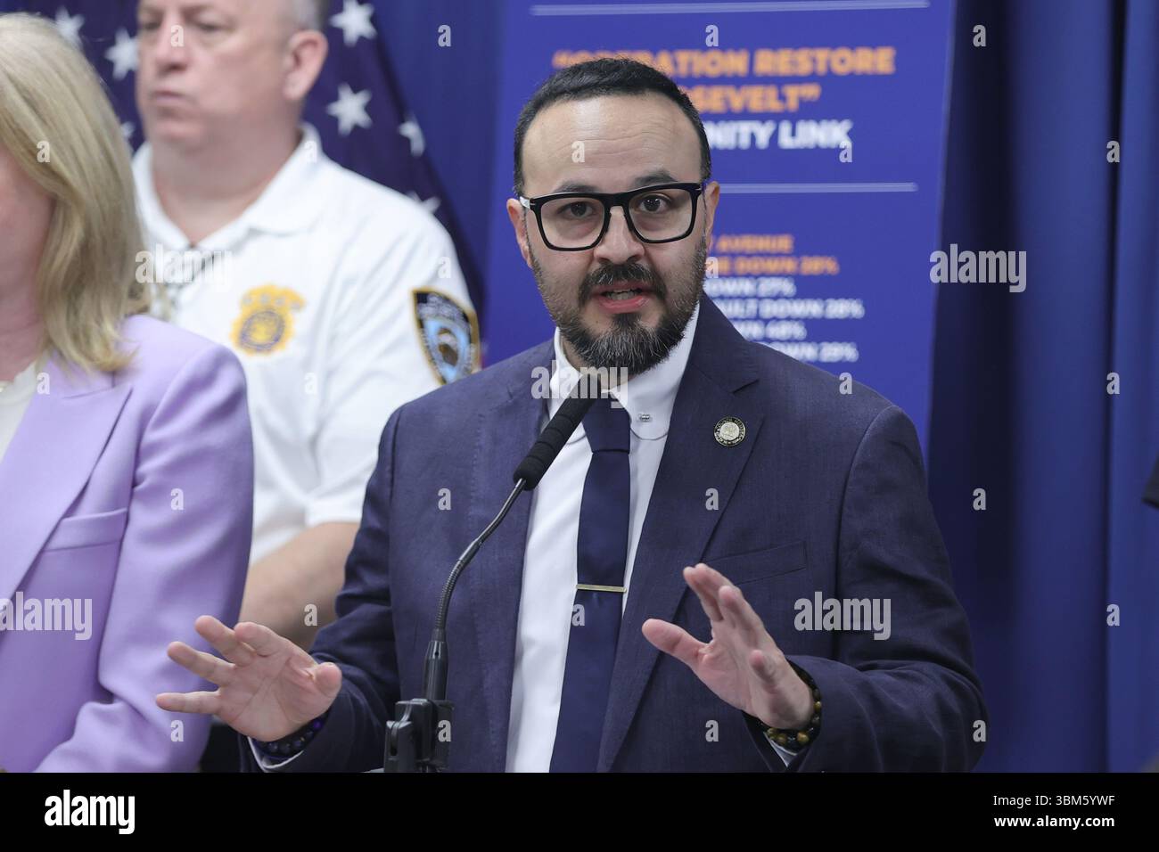 QUEENS, NEW YORK – 24 JUIN : le maire de New York Eric Adams, accompagné de la commissaire du NYPD Jessica S. Tisch et du conseiller municipal Francisco Moya, fait une annonce relative à la sécurité publique lors d’une conférence de presse au 115e commissariat du NYPD le 24 juin 2025 à Queens, New York. L’événement a souligné le succès de « l’opération Restore Roosevelt », une initiative ciblée visant à améliorer la sécurité et à renforcer la police communautaire le long du corridor de l’avenue Roosevelt. À la suite de l'annonce, le maire Adams a tenu un rendez-vous médiatique en personne pour répondre aux préoccupations du quartier et discuter des activités en cours Banque D'Images