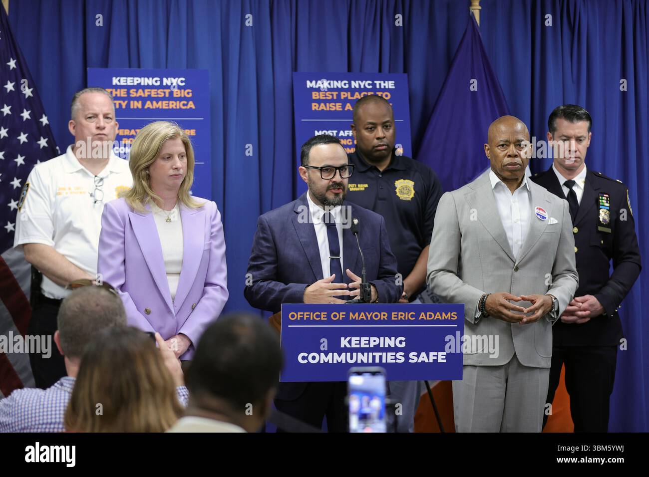 QUEENS, NEW YORK – 24 JUIN : le maire de New York Eric Adams, accompagné de la commissaire du NYPD Jessica S. Tisch et du conseiller municipal Francisco Moya, fait une annonce relative à la sécurité publique lors d’une conférence de presse au 115e commissariat du NYPD le 24 juin 2025 à Queens, New York. L’événement a souligné le succès de « l’opération Restore Roosevelt », une initiative ciblée visant à améliorer la sécurité et à renforcer la police communautaire le long du corridor de l’avenue Roosevelt. À la suite de l'annonce, le maire Adams a tenu un rendez-vous médiatique en personne pour répondre aux préoccupations du quartier et discuter des activités en cours Banque D'Images
