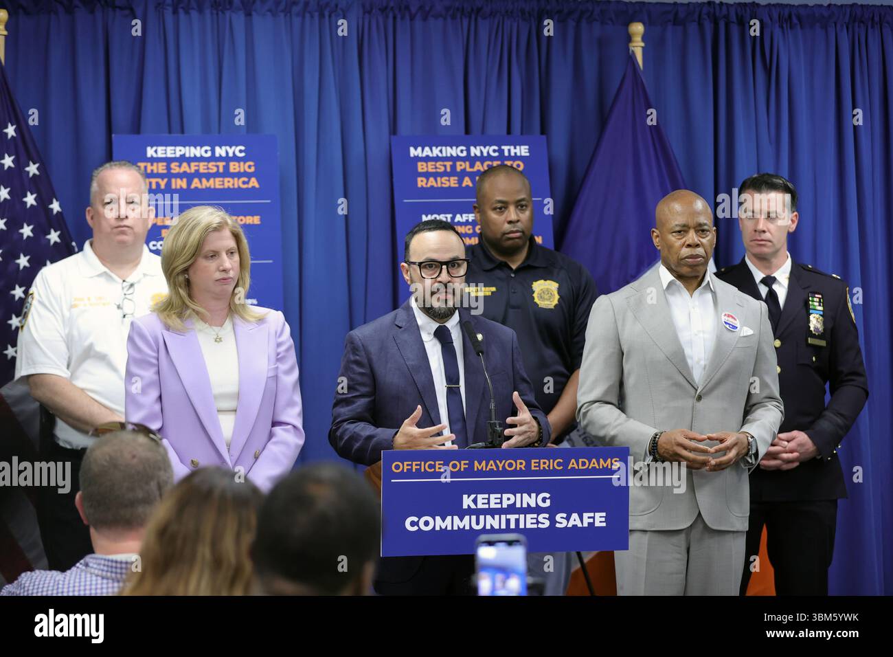 QUEENS, NEW YORK – 24 JUIN : le maire de New York Eric Adams, accompagné de la commissaire du NYPD Jessica S. Tisch et du conseiller municipal Francisco Moya, fait une annonce relative à la sécurité publique lors d’une conférence de presse au 115e commissariat du NYPD le 24 juin 2025 à Queens, New York. L’événement a souligné le succès de « l’opération Restore Roosevelt », une initiative ciblée visant à améliorer la sécurité et à renforcer la police communautaire le long du corridor de l’avenue Roosevelt. À la suite de l'annonce, le maire Adams a tenu un rendez-vous médiatique en personne pour répondre aux préoccupations du quartier et discuter des activités en cours Banque D'Images