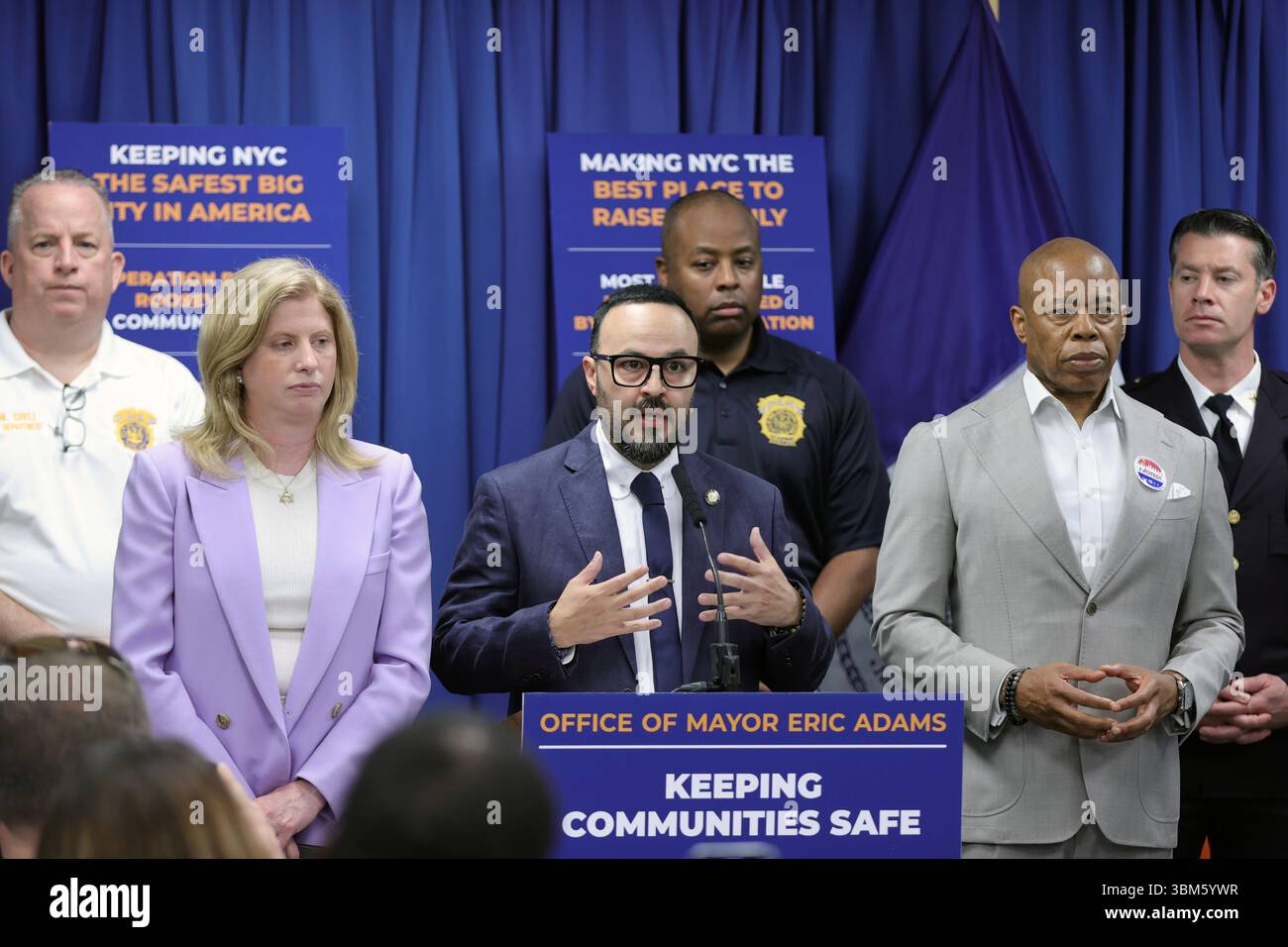 QUEENS, NEW YORK – 24 JUIN : le maire de New York Eric Adams, accompagné de la commissaire du NYPD Jessica S. Tisch et du conseiller municipal Francisco Moya, fait une annonce relative à la sécurité publique lors d’une conférence de presse au 115e commissariat du NYPD le 24 juin 2025 à Queens, New York. L’événement a souligné le succès de « l’opération Restore Roosevelt », une initiative ciblée visant à améliorer la sécurité et à renforcer la police communautaire le long du corridor de l’avenue Roosevelt. À la suite de l'annonce, le maire Adams a tenu un rendez-vous médiatique en personne pour répondre aux préoccupations du quartier et discuter des activités en cours Banque D'Images