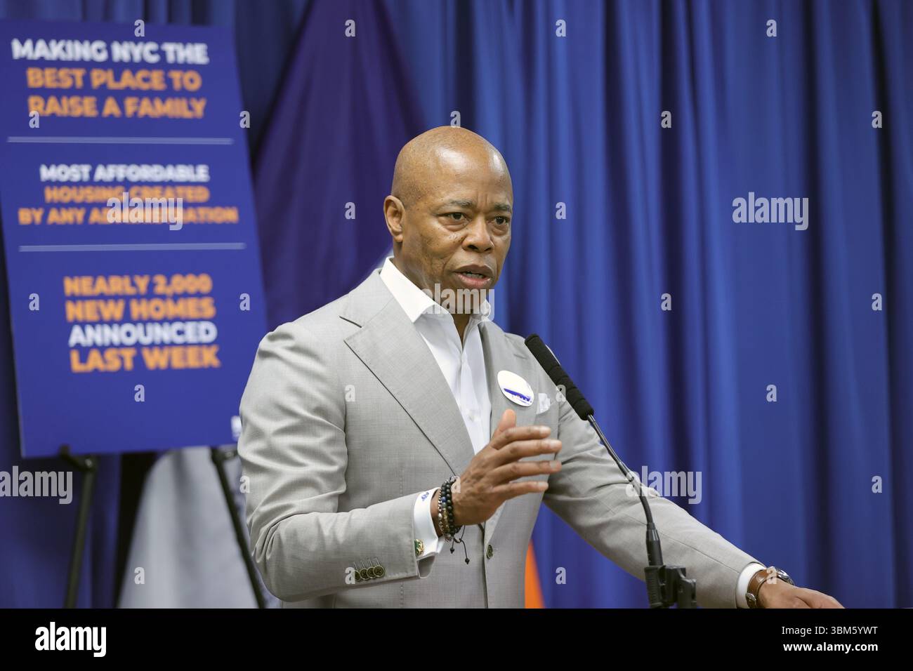 QUEENS, NEW YORK – 24 JUIN : le maire de New York Eric Adams, accompagné de la commissaire du NYPD Jessica S. Tisch et du conseiller municipal Francisco Moya, fait une annonce relative à la sécurité publique lors d’une conférence de presse au 115e commissariat du NYPD le 24 juin 2025 à Queens, New York. L’événement a souligné le succès de « l’opération Restore Roosevelt », une initiative ciblée visant à améliorer la sécurité et à renforcer la police communautaire le long du corridor de l’avenue Roosevelt. À la suite de l'annonce, le maire Adams a tenu un rendez-vous médiatique en personne pour répondre aux préoccupations du quartier et discuter des activités en cours Banque D'Images