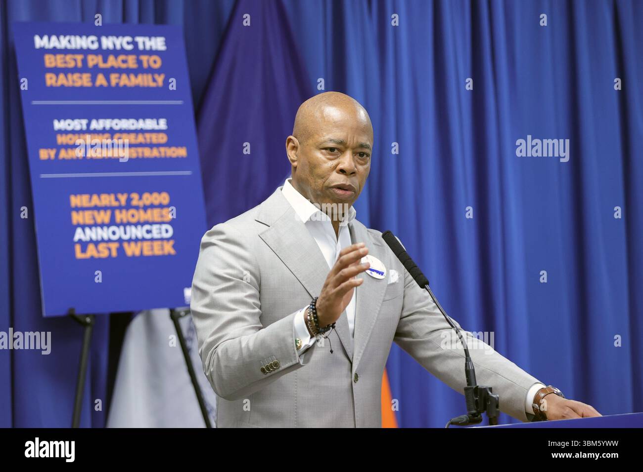 QUEENS, NEW YORK – 24 JUIN : le maire de New York Eric Adams, accompagné de la commissaire du NYPD Jessica S. Tisch et du conseiller municipal Francisco Moya, fait une annonce relative à la sécurité publique lors d’une conférence de presse au 115e commissariat du NYPD le 24 juin 2025 à Queens, New York. L’événement a souligné le succès de « l’opération Restore Roosevelt », une initiative ciblée visant à améliorer la sécurité et à renforcer la police communautaire le long du corridor de l’avenue Roosevelt. À la suite de l'annonce, le maire Adams a tenu un rendez-vous médiatique en personne pour répondre aux préoccupations du quartier et discuter des activités en cours Banque D'Images