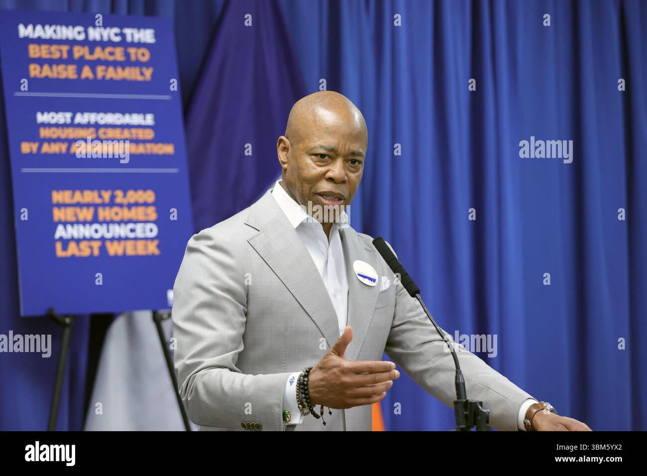 QUEENS, NEW YORK – 24 JUIN : le maire de New York Eric Adams, accompagné de la commissaire du NYPD Jessica S. Tisch et du conseiller municipal Francisco Moya, fait une annonce relative à la sécurité publique lors d’une conférence de presse au 115e commissariat du NYPD le 24 juin 2025 à Queens, New York. L’événement a souligné le succès de « l’opération Restore Roosevelt », une initiative ciblée visant à améliorer la sécurité et à renforcer la police communautaire le long du corridor de l’avenue Roosevelt. À la suite de l'annonce, le maire Adams a tenu un rendez-vous médiatique en personne pour répondre aux préoccupations du quartier et discuter des activités en cours Banque D'Images