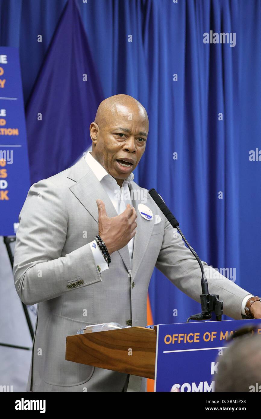 QUEENS, NEW YORK – 24 JUIN : le maire de New York Eric Adams, accompagné de la commissaire du NYPD Jessica S. Tisch et du conseiller municipal Francisco Moya, fait une annonce relative à la sécurité publique lors d’une conférence de presse au 115e commissariat du NYPD le 24 juin 2025 à Queens, New York. L’événement a souligné le succès de « l’opération Restore Roosevelt », une initiative ciblée visant à améliorer la sécurité et à renforcer la police communautaire le long du corridor de l’avenue Roosevelt. À la suite de l'annonce, le maire Adams a tenu un rendez-vous médiatique en personne pour répondre aux préoccupations du quartier et discuter des activités en cours Banque D'Images
