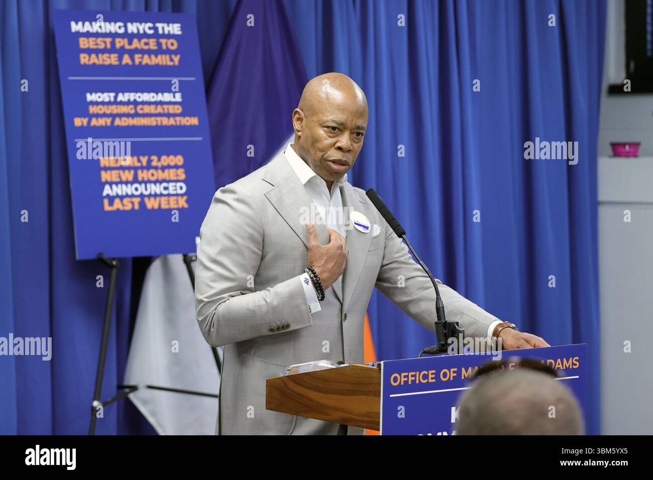 QUEENS, NEW YORK – 24 JUIN : le maire de New York Eric Adams, accompagné de la commissaire du NYPD Jessica S. Tisch et du conseiller municipal Francisco Moya, fait une annonce relative à la sécurité publique lors d’une conférence de presse au 115e commissariat du NYPD le 24 juin 2025 à Queens, New York. L’événement a souligné le succès de « l’opération Restore Roosevelt », une initiative ciblée visant à améliorer la sécurité et à renforcer la police communautaire le long du corridor de l’avenue Roosevelt. À la suite de l'annonce, le maire Adams a tenu un rendez-vous médiatique en personne pour répondre aux préoccupations du quartier et discuter des activités en cours Banque D'Images