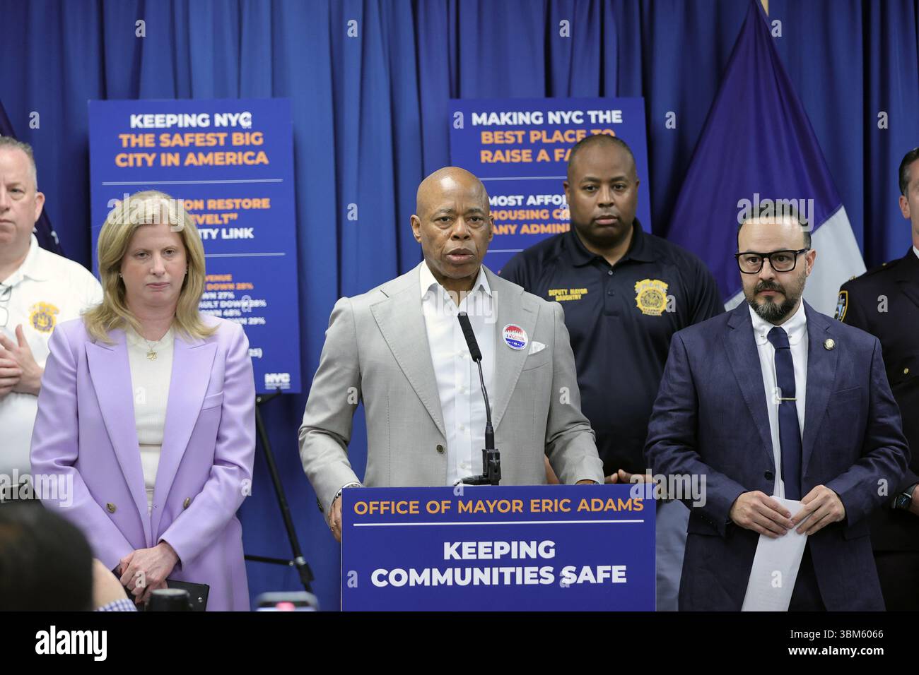 24 juin 2025, New York, NY, États-Unis : QUEENS, NEW YORK ''“ 24 JUIN : le maire de New York Eric Adams, accompagné de la commissaire du NYPD Jessica S. Tisch et du conseiller municipal Francisco Moya, fait une annonce liée à la sécurité publique lors d'une conférence de presse au 115e commissariat du NYPD le 24 juin 2025 dans le Queens, New York City. L'événement a souligné le succès de l'opération Restore Roosevelt, une initiative ciblée visant à améliorer la sécurité et à renforcer la police communautaire le long du corridor de l'avenue Roosevelt. À la suite de l'annonce, le maire Adams a tenu un point de presse en personne pour parler de ne Banque D'Images