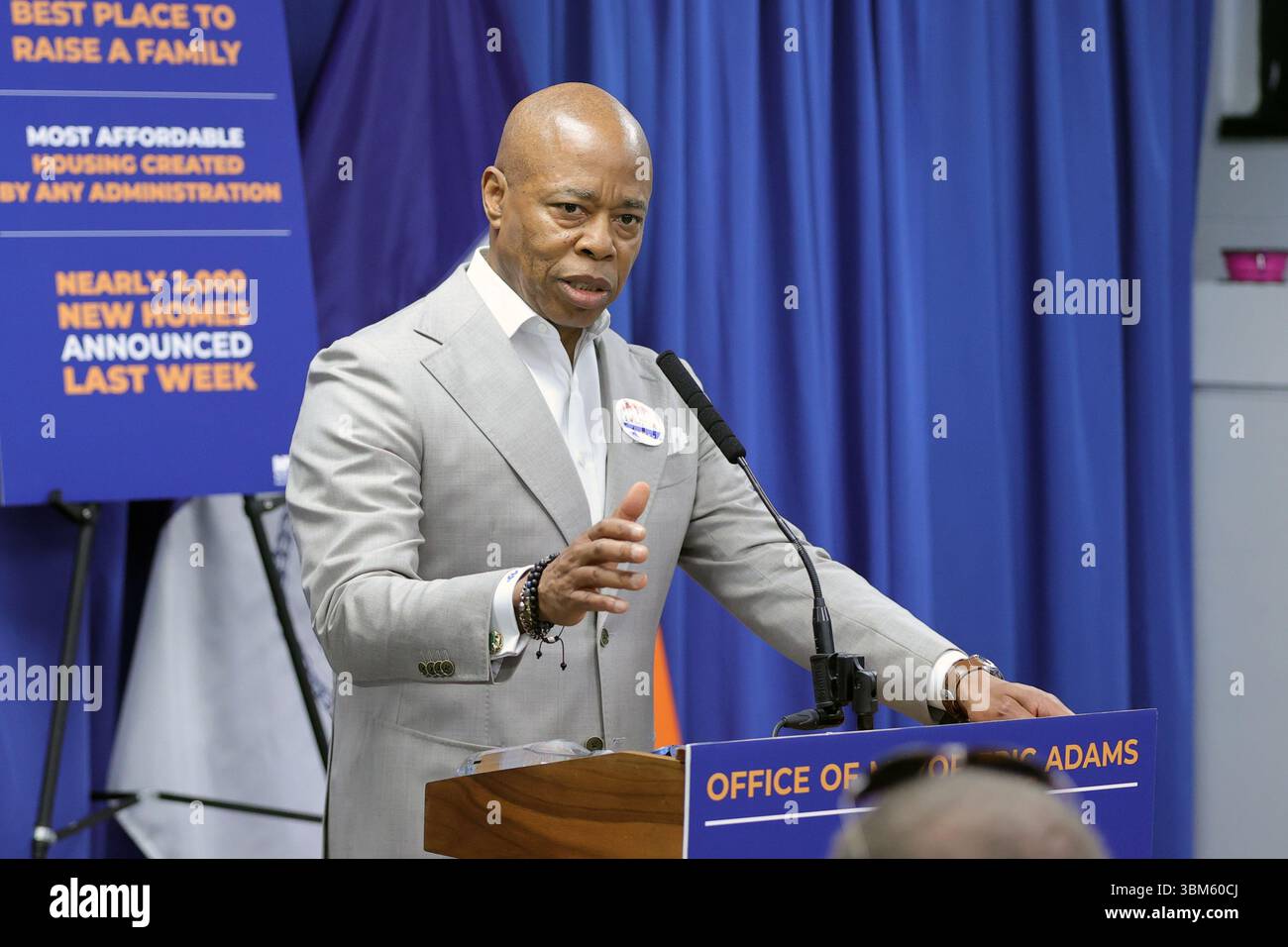 24 juin 2025, New York, NY, États-Unis : QUEENS, NEW YORK ''“ 24 JUIN : le maire de New York Eric Adams, accompagné de la commissaire du NYPD Jessica S. Tisch et du conseiller municipal Francisco Moya, fait une annonce liée à la sécurité publique lors d'une conférence de presse au 115e commissariat du NYPD le 24 juin 2025 dans le Queens, New York City. L'événement a souligné le succès de l'opération Restore Roosevelt, une initiative ciblée visant à améliorer la sécurité et à renforcer la police communautaire le long du corridor de l'avenue Roosevelt. À la suite de l'annonce, le maire Adams a tenu un point de presse en personne pour parler de ne Banque D'Images