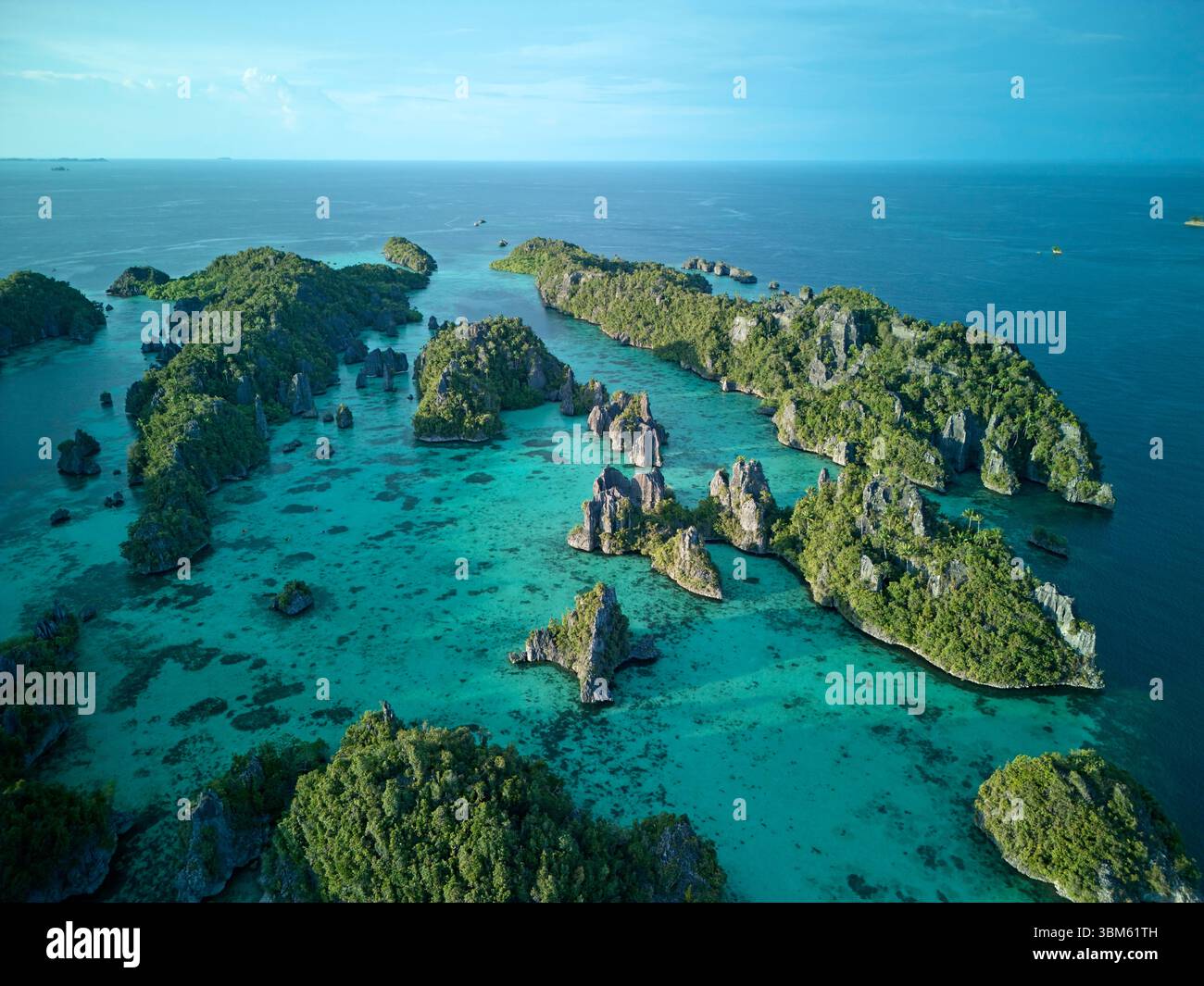 Îles karstiques de l'archipel intérieur, Misool, Raja Ampat, Indonésie - aérienne Banque D'Images