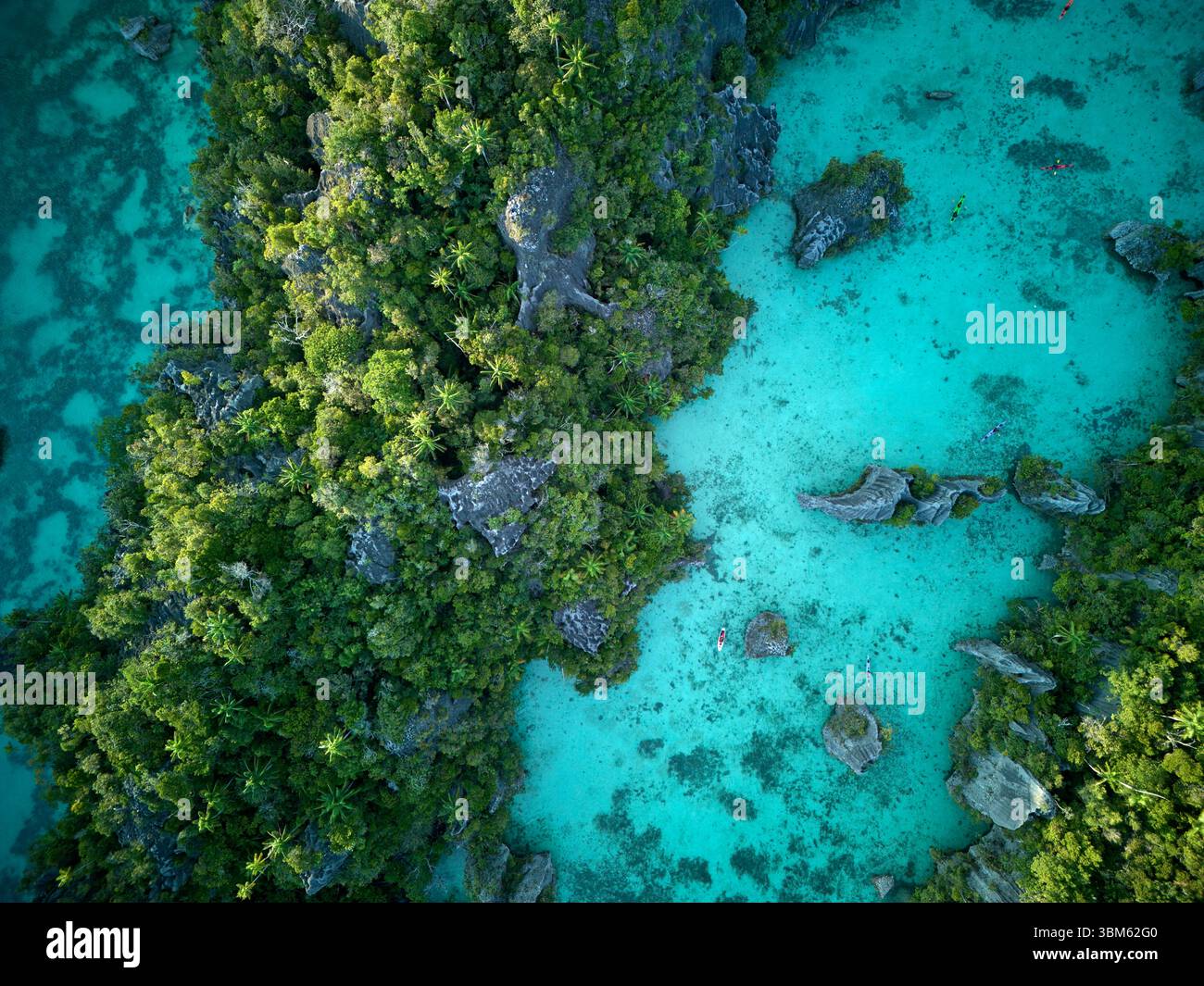Îles karstiques et kayaks, archipel intérieur, Misool, Raja Ampat, Indonésie - aérien Banque D'Images