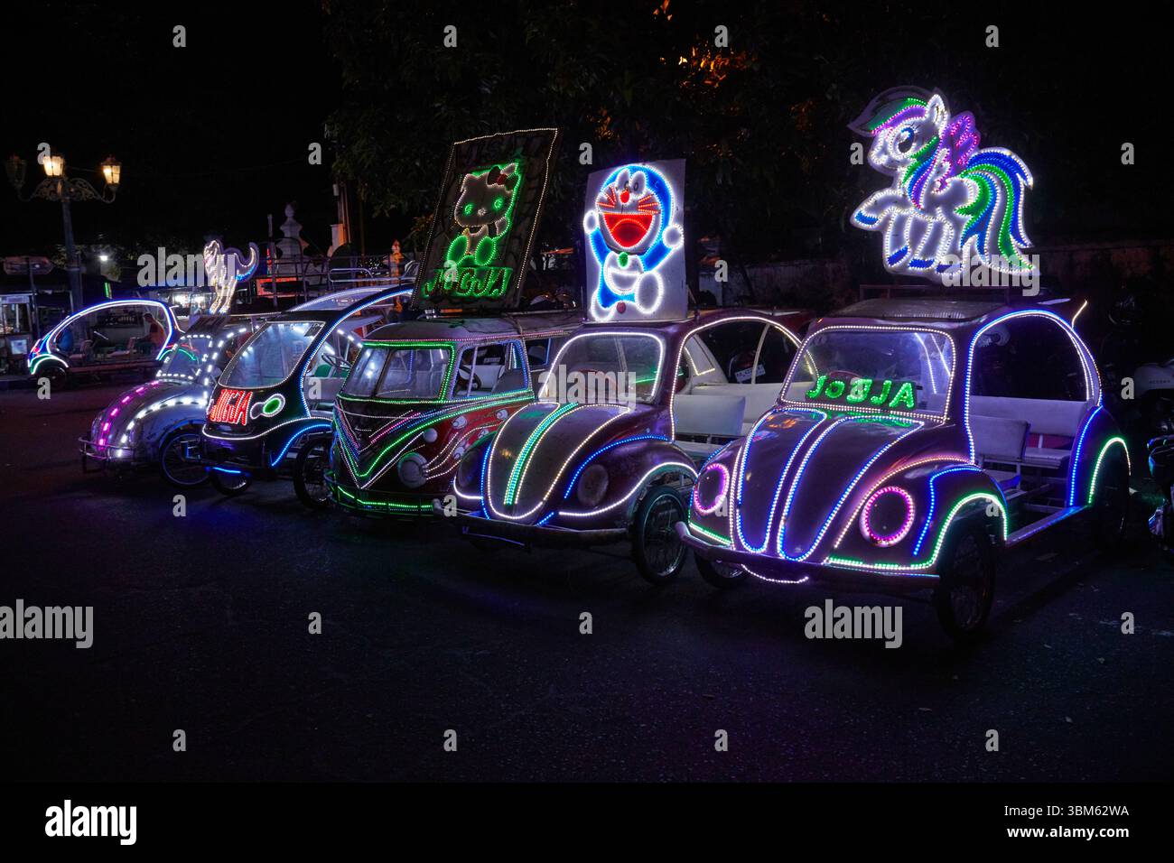 Voitures à pédales illuminées, marché nocturne Alun Alun Kidul, Yogyakarta ; Java ; Indonésie Banque D'Images