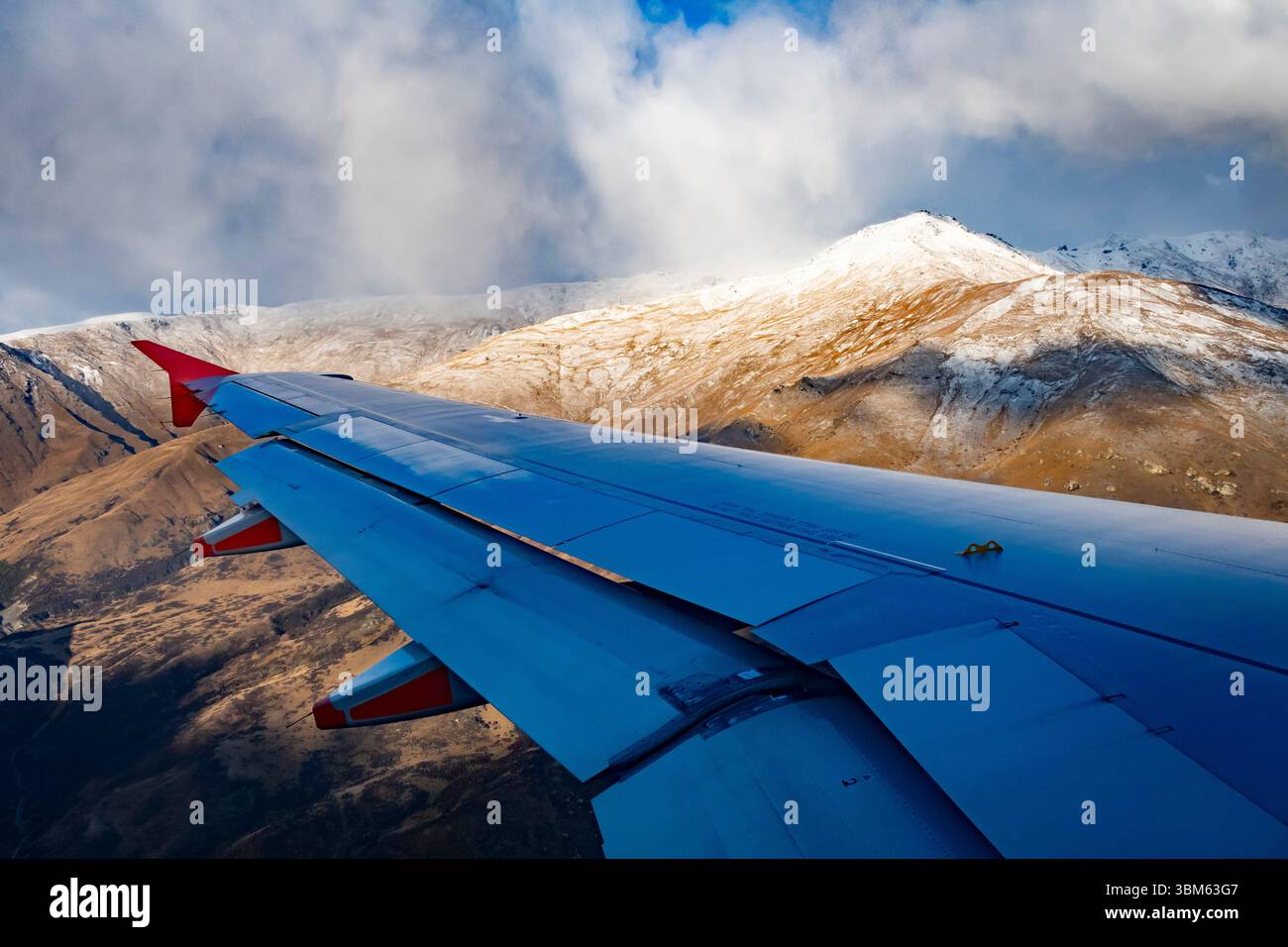 Survolant des montagnes enneigées, à l'approche de l'aéroport de Queenstown, Central Otago, South Island, Nouvelle-Zélande Banque D'Images