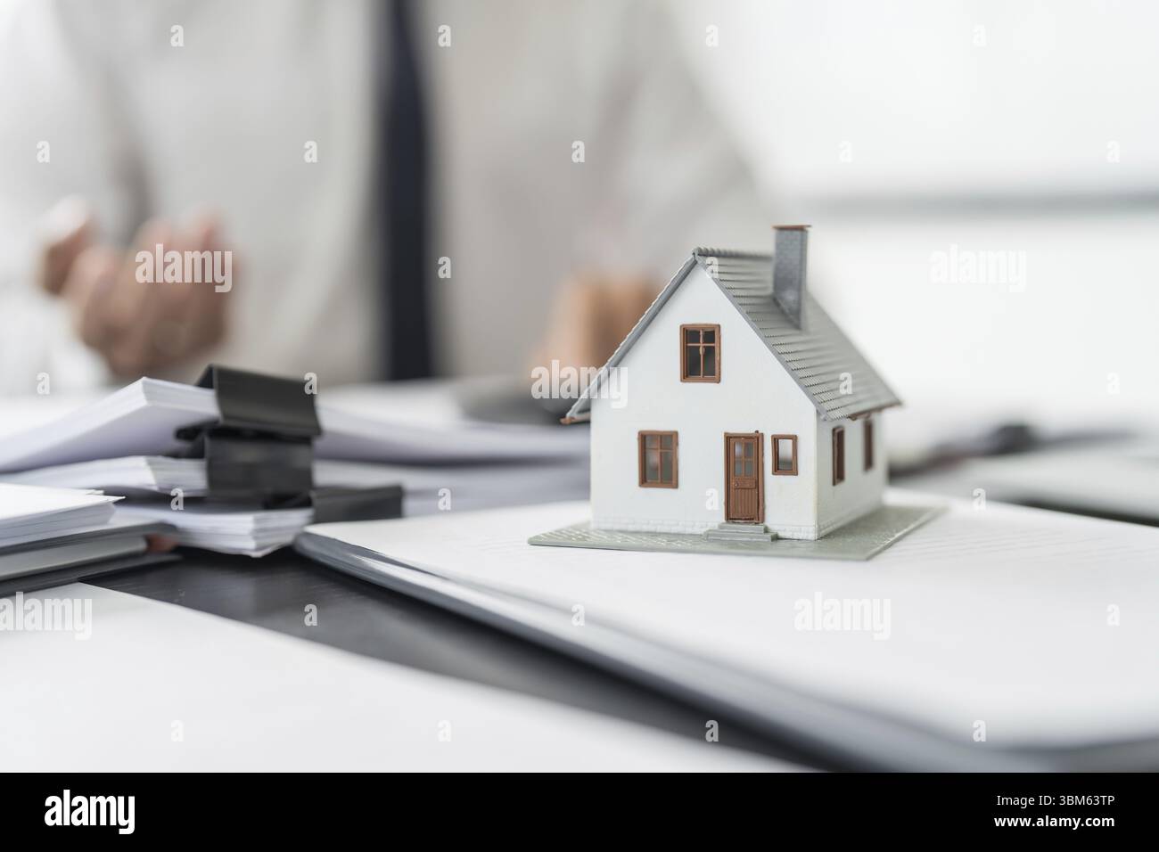 Les gens d'affaires signant le contrat faisant affaire avec le concept d'agent immobilier pour consultant assurance habitation investissement immobilier assurance propriété se Banque D'Images